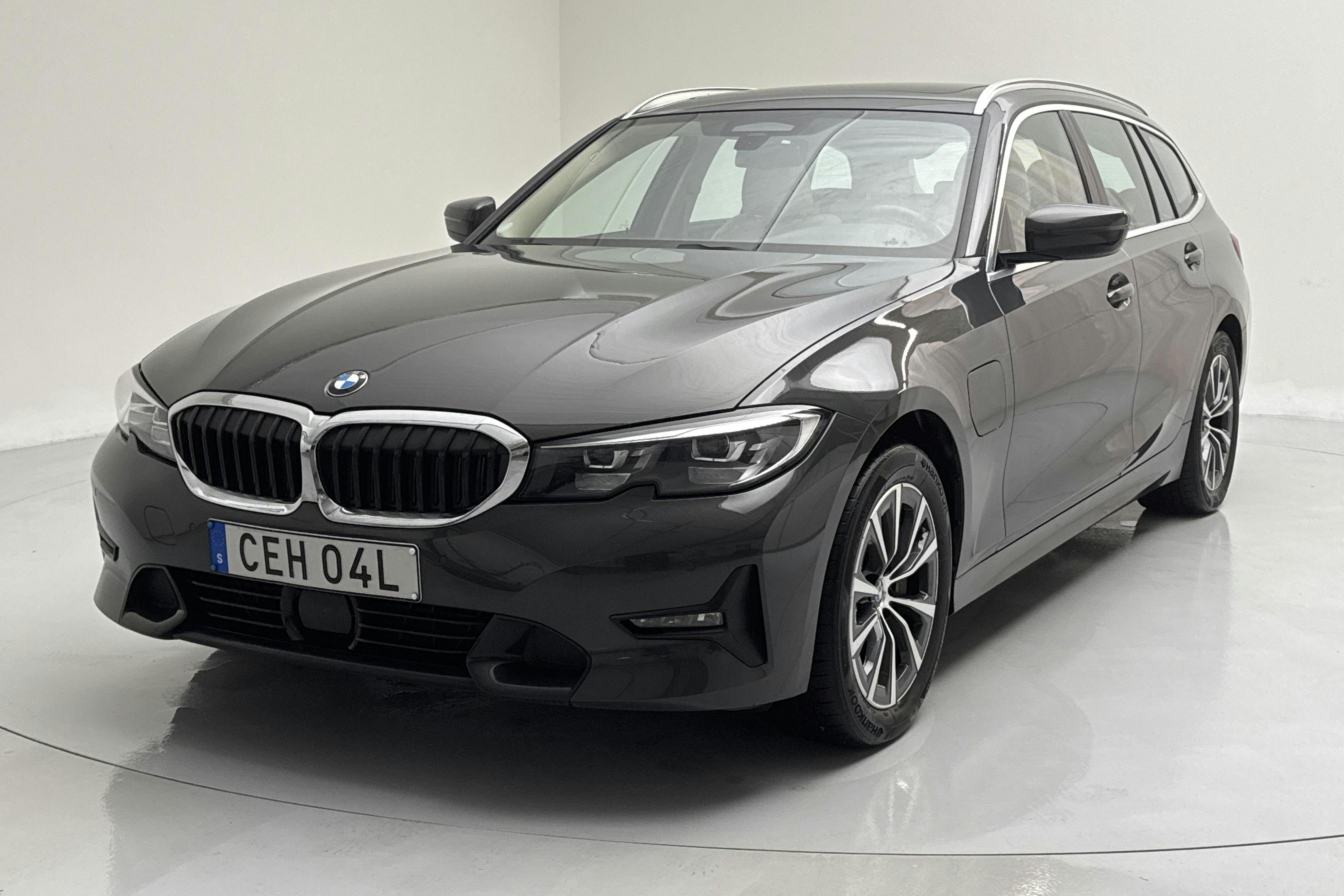 Presentation photo 1 of 20: BMW 330e Touring, G21 (292hk) - 56 190 km - Automatic - gray - 2021