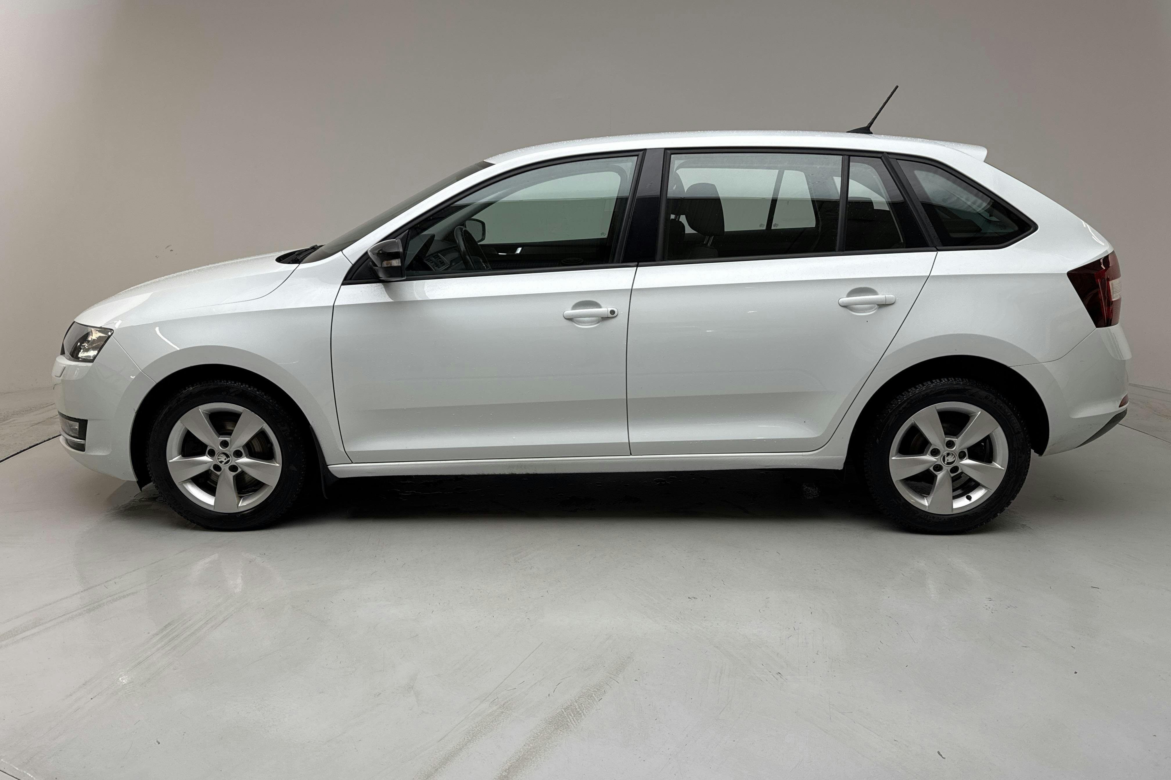 Presentation photo 2 of 12: Skoda Rapid 1.0 TSI Spaceback (110hk) - 63 580 km - Manual - white - 2018