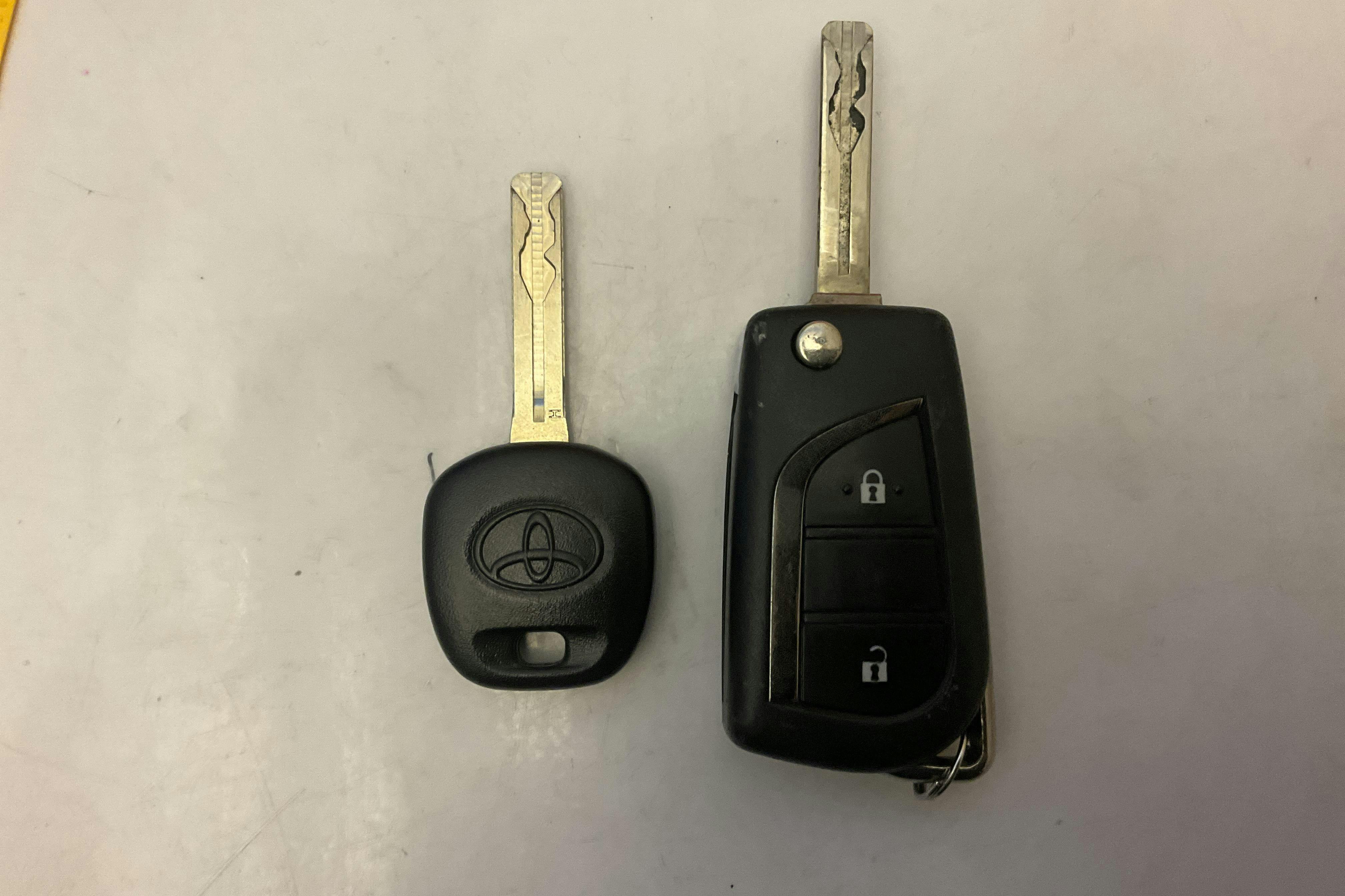 Presentation photo 14 of 14: Toyota Yaris 1.5 Hybrid 5dr (116hk) - 112 400 km - Automatic - white - 2020