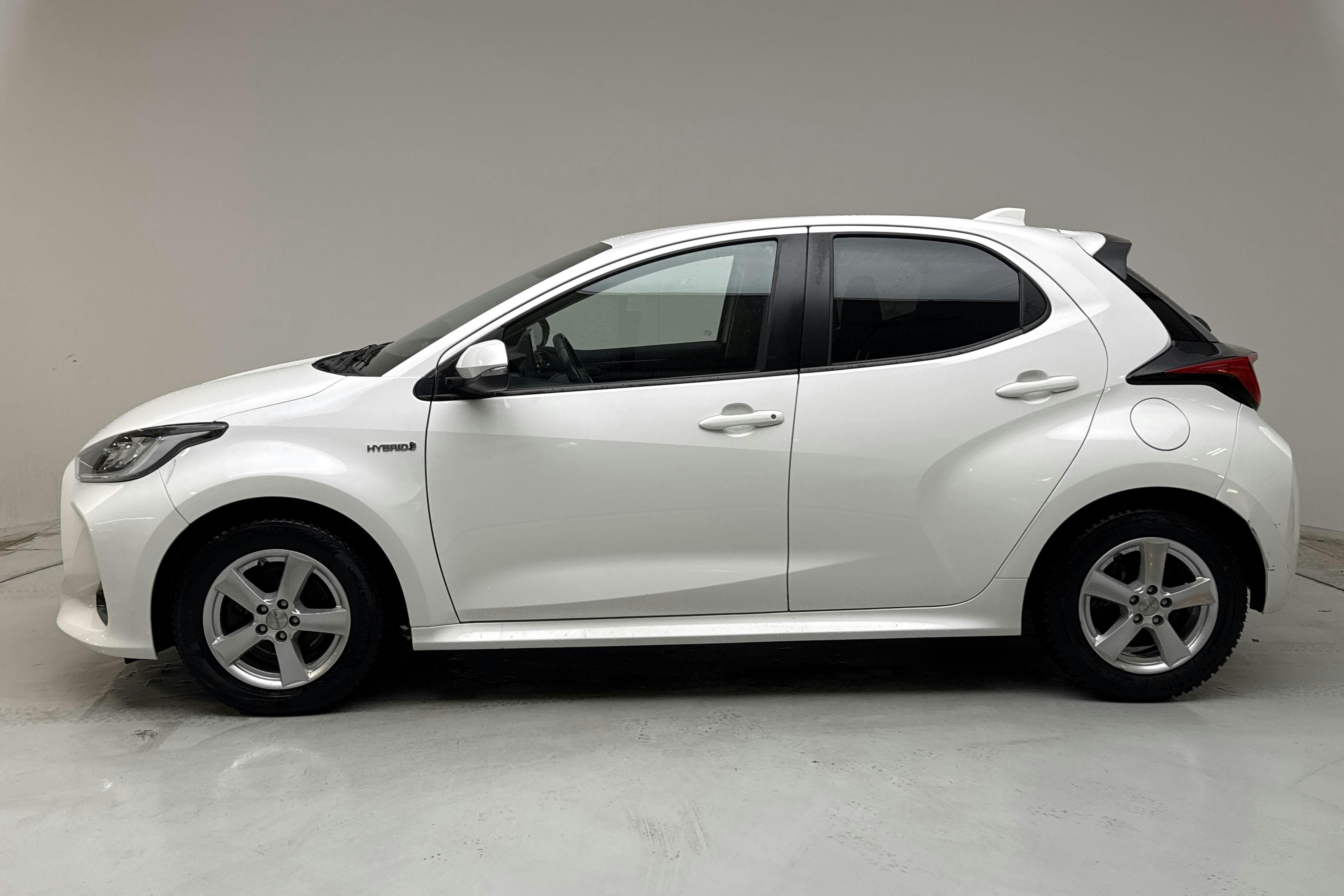 Presentation photo 2 of 14: Toyota Yaris 1.5 Hybrid 5dr (116hk) - 112 400 km - Automatic - white - 2020