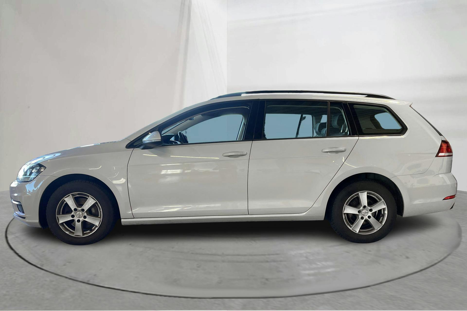 Presentationsfoto 2 av 17: VW Golf VII 1.0 TSI Sportscombi (110hk) - 14 561 mil - Manuell - silver - 2017