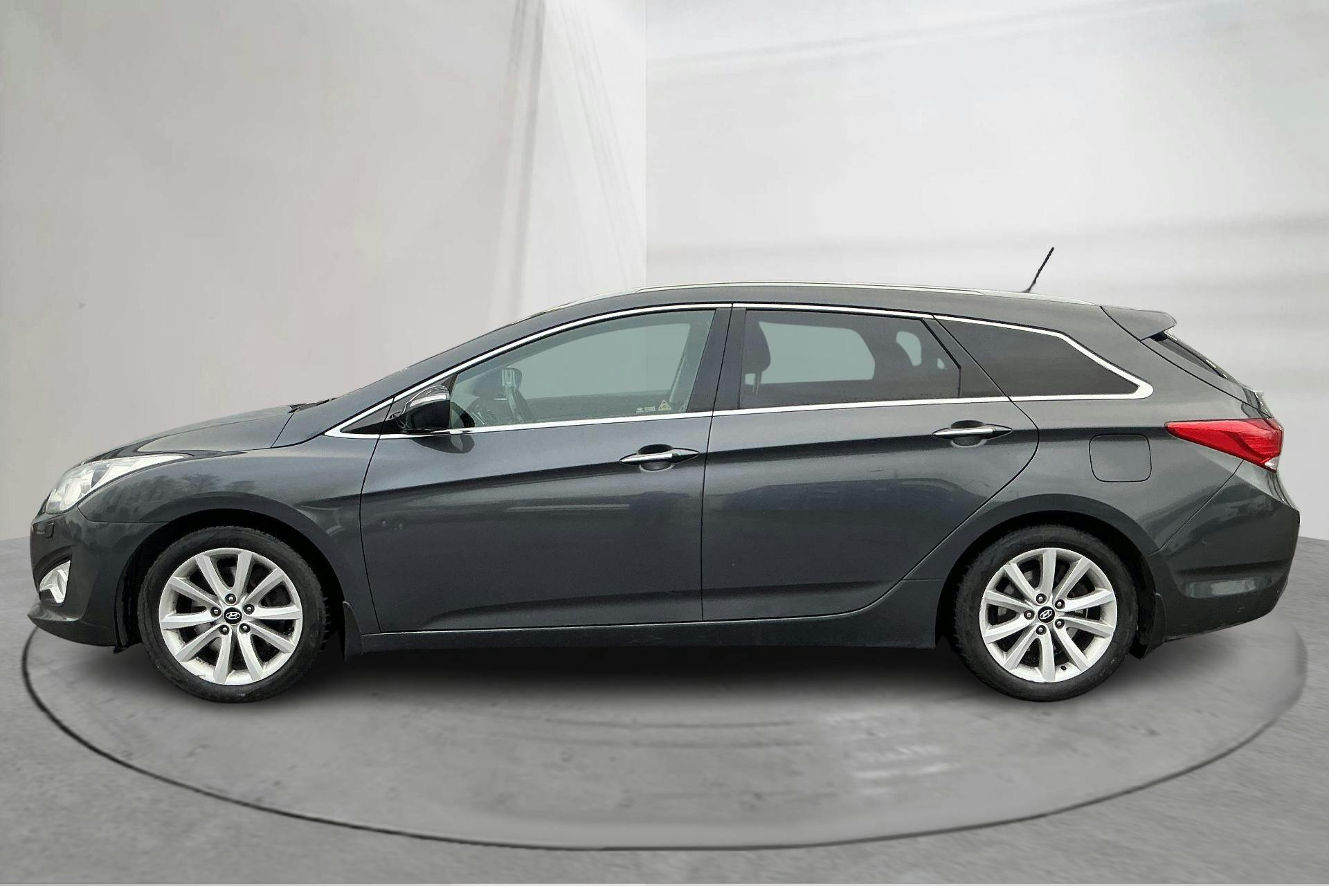 Zdjęcie prezentacyjne 2 z 15: Hyundai i40 1.7 CRDi Kombi (136hk) - 170 250 km - Automatyczna - szary - 2013