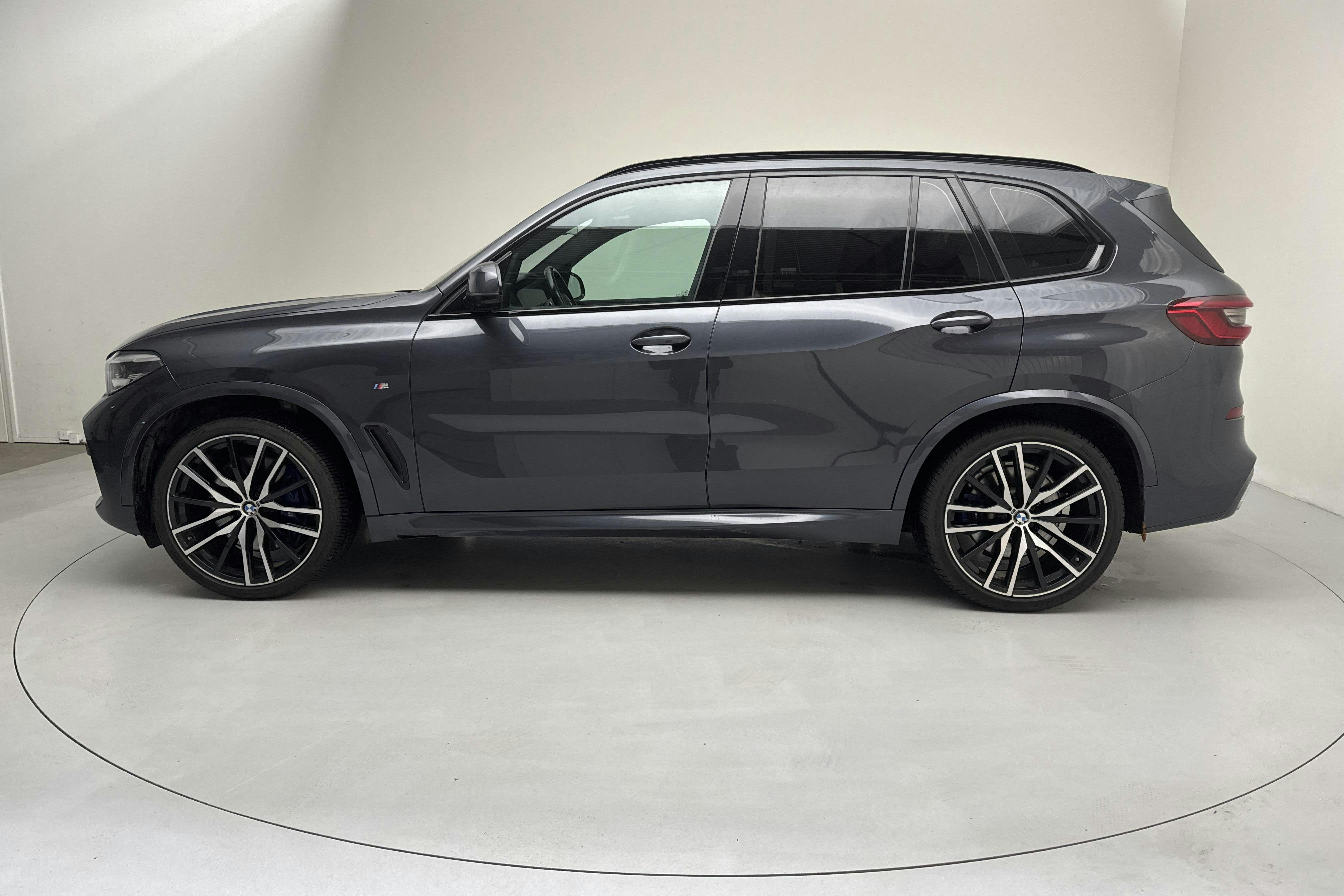 Presentation photo 2 of 21: BMW X5 xDrive30d, G05 (265hk) - 130 110 km - Automatic - gray - 2019