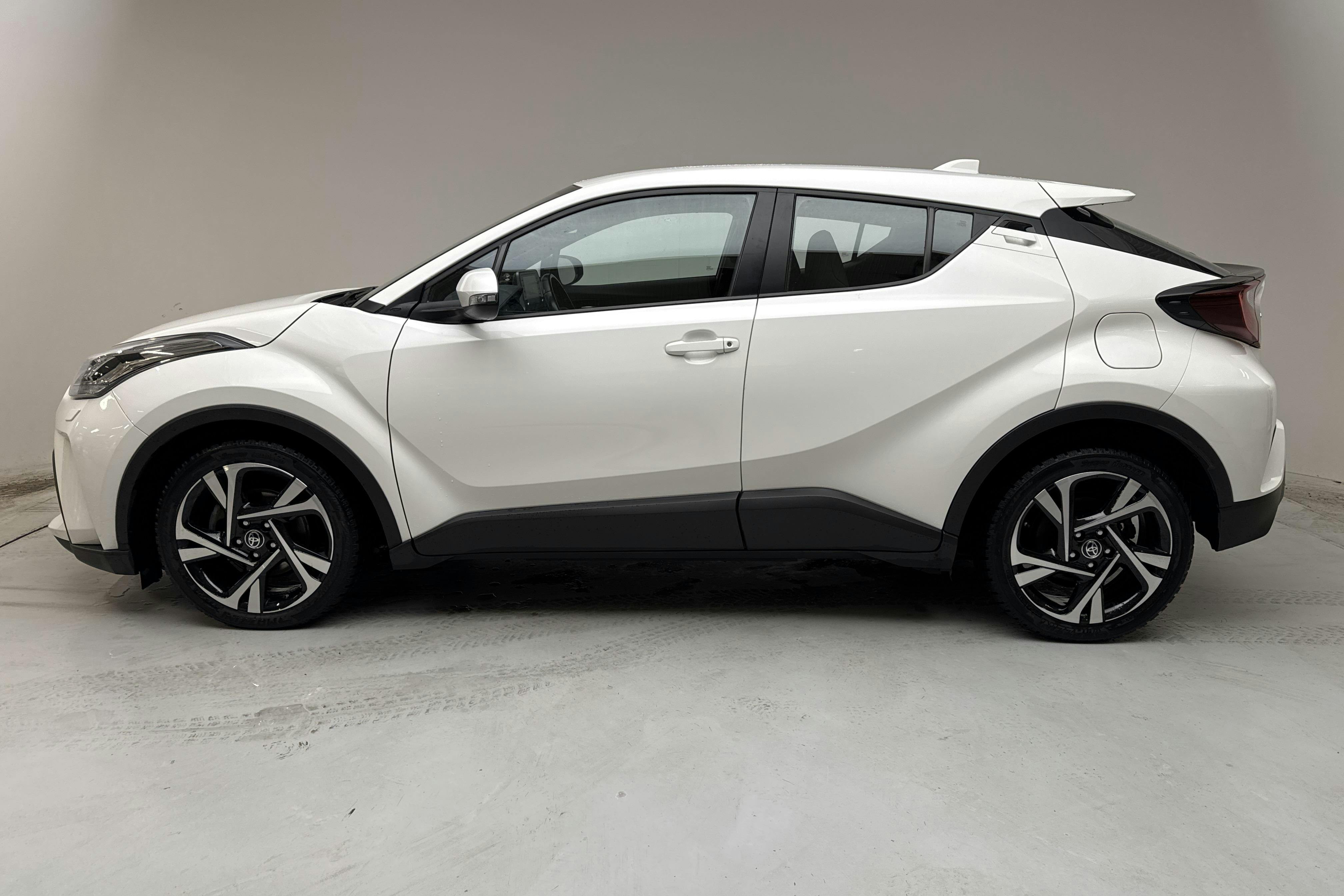 Presentation photo 2 of 11: Toyota C-HR 1.8 HSD (122hk) - 66 260 km - Automatic - white - 2023