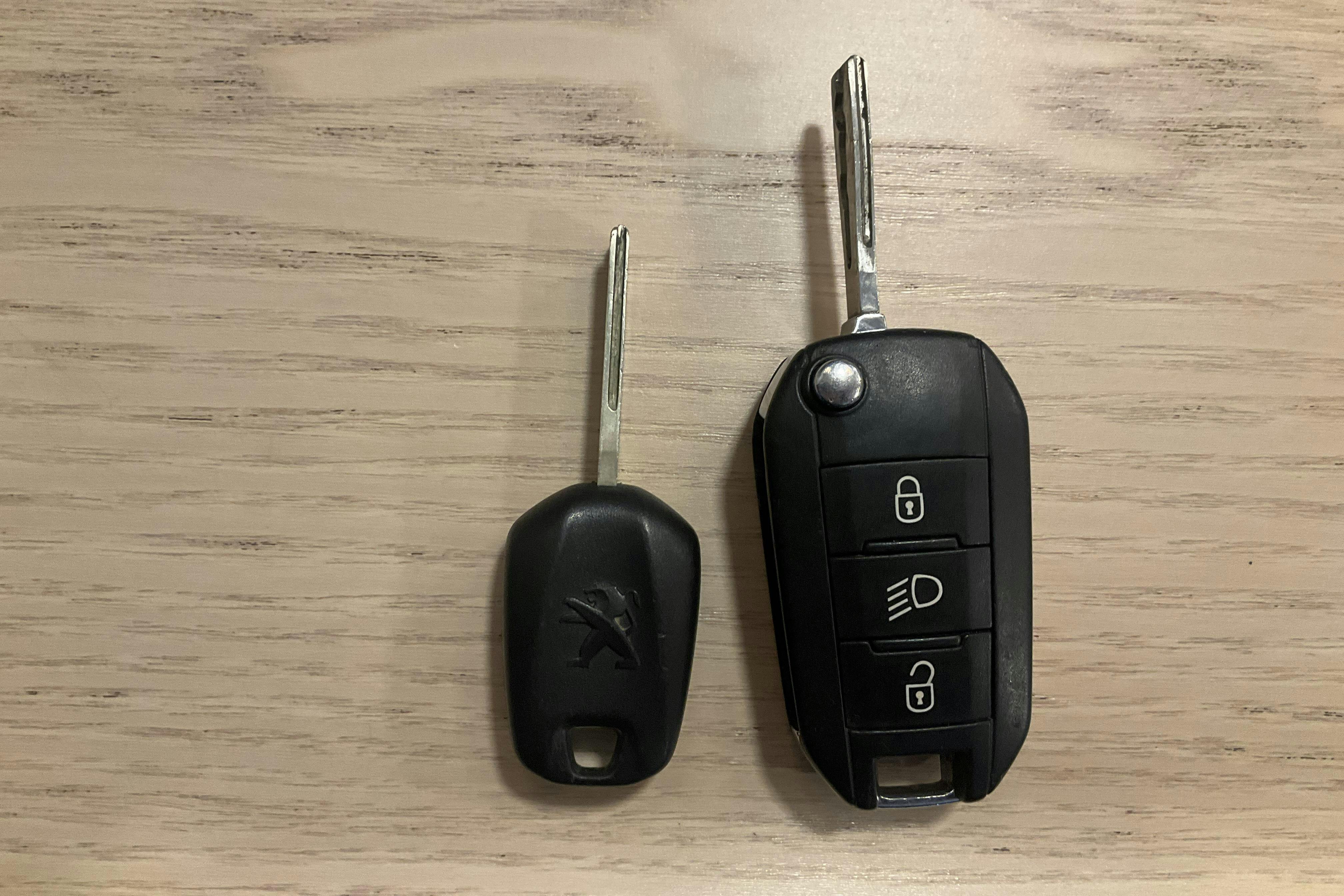 Presentation photo 14 of 14: Peugeot 308 SW PureTech (130hk) - 177 800 km - Automatic - Light Red - 2016