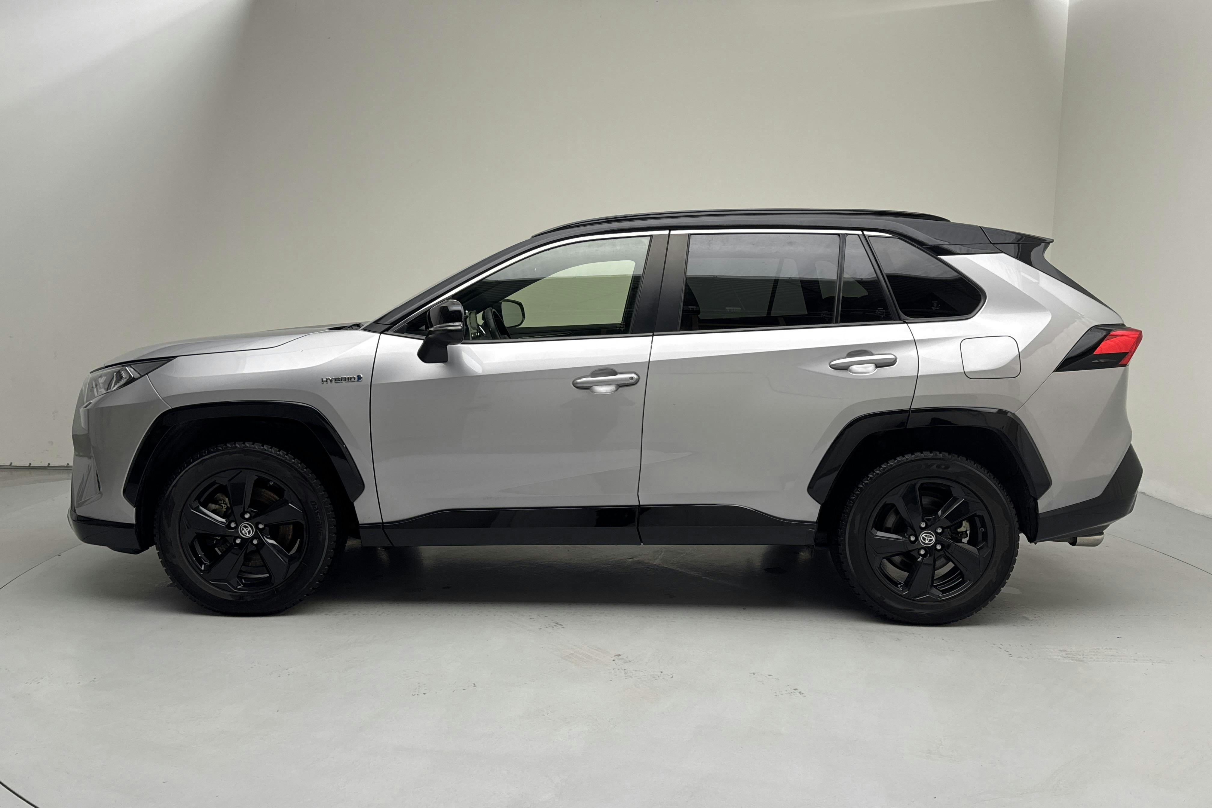 Presentationsfoto 2 av 14: Toyota RAV4 2.5 HSD AWD (222hk) - 3 628 mil - Automat - grå - 2021