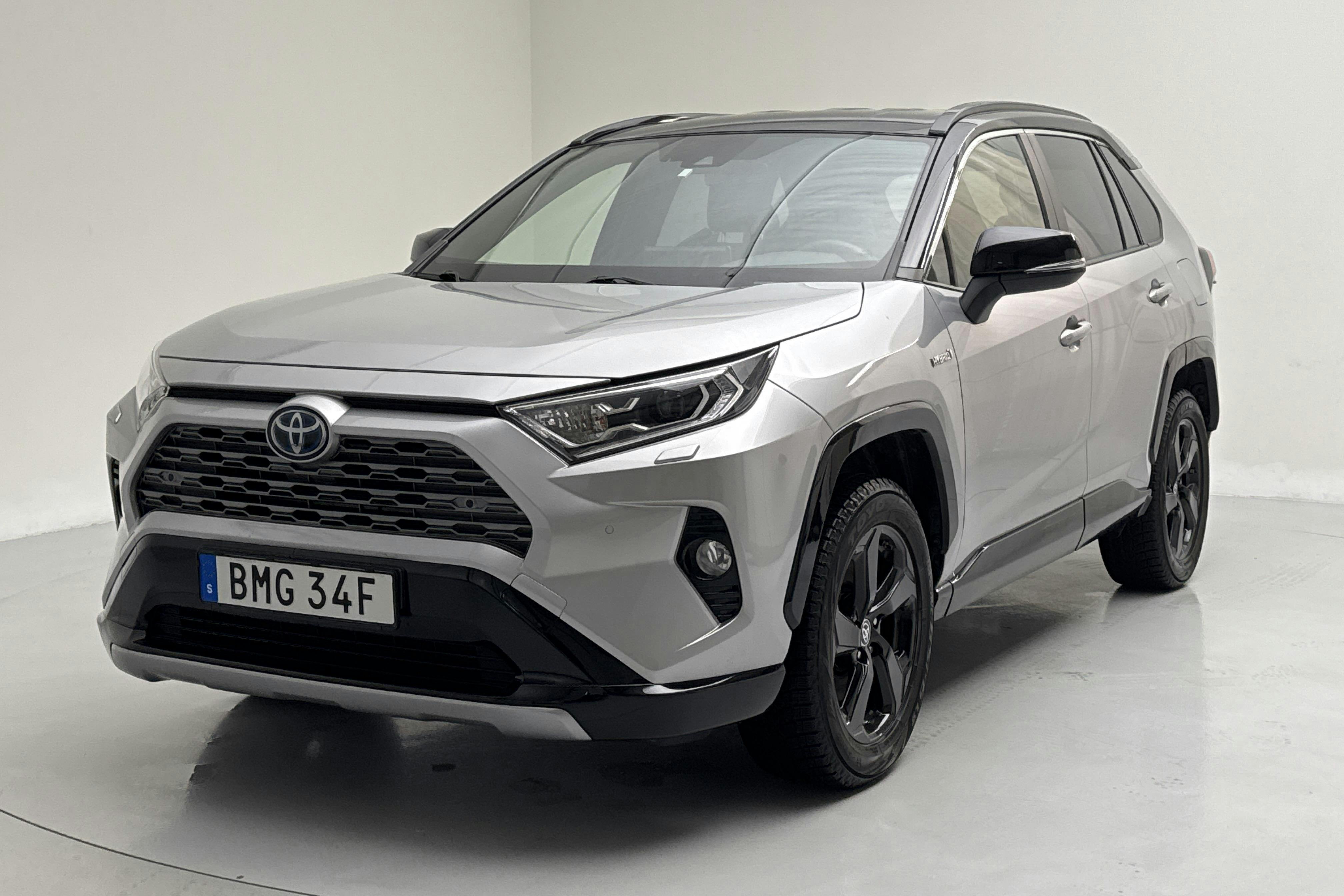 Presentationsfoto 1 av 14: Toyota RAV4 2.5 HSD AWD (222hk) - 3 628 mil - Automat - grå - 2021