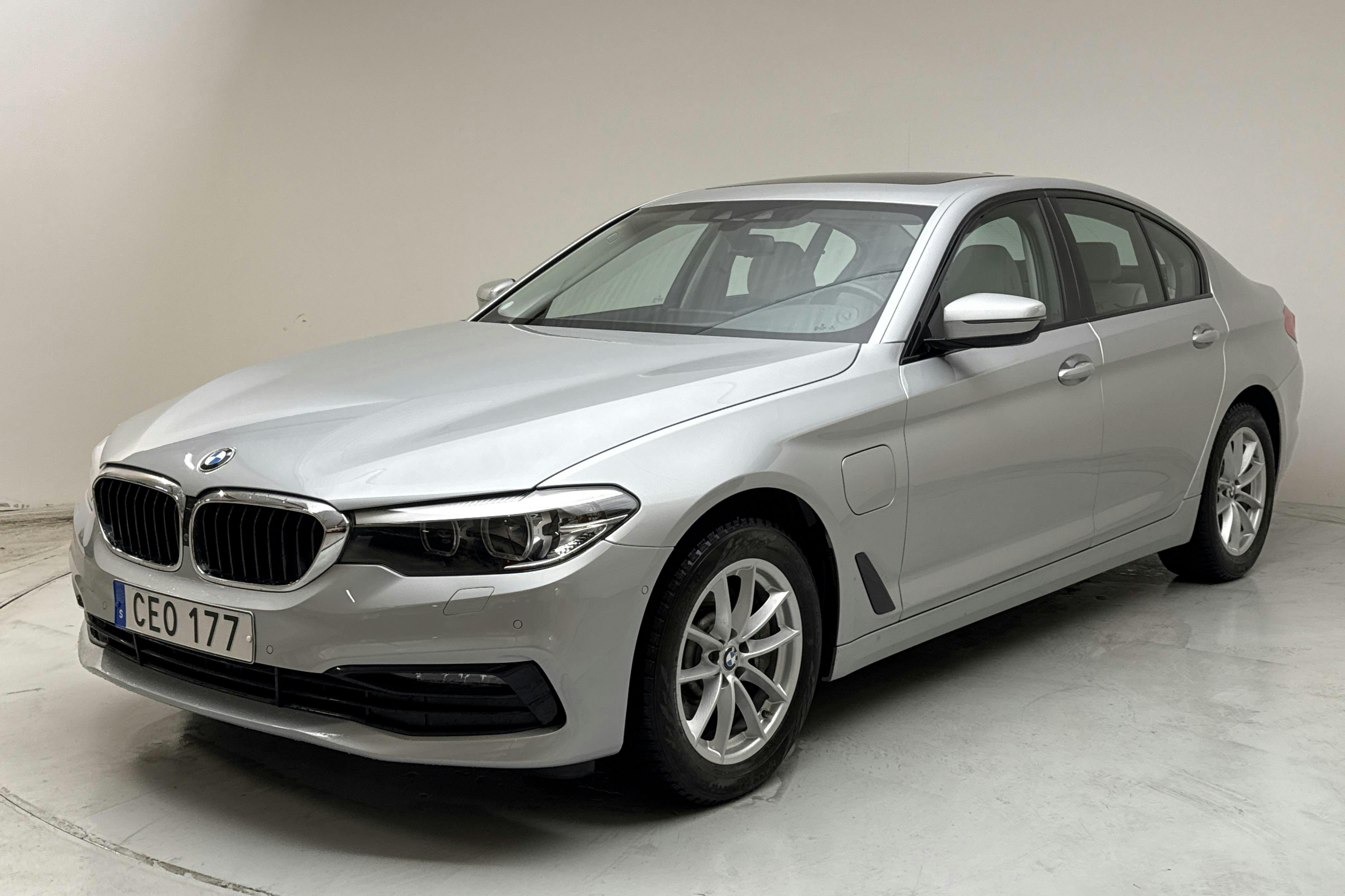 Presentation photo 1 of 20: BMW 530e iPerformance Sedan, G30 12kWh (252hk) - 95 660 km - Automatic - silver - 2020