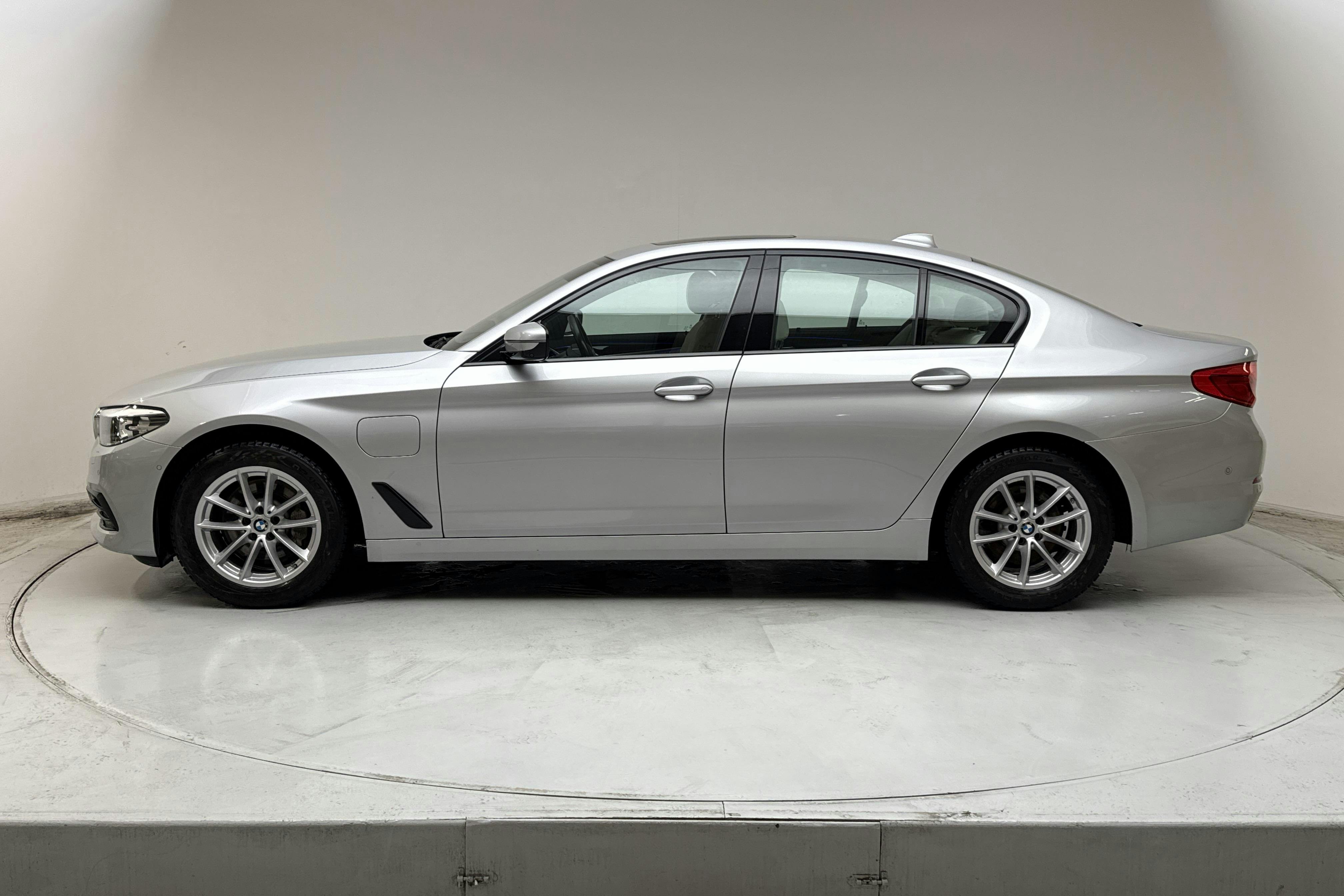Presentation photo 2 of 20: BMW 530e iPerformance Sedan, G30 12kWh (252hk) - 95 660 km - Automatic - silver - 2020