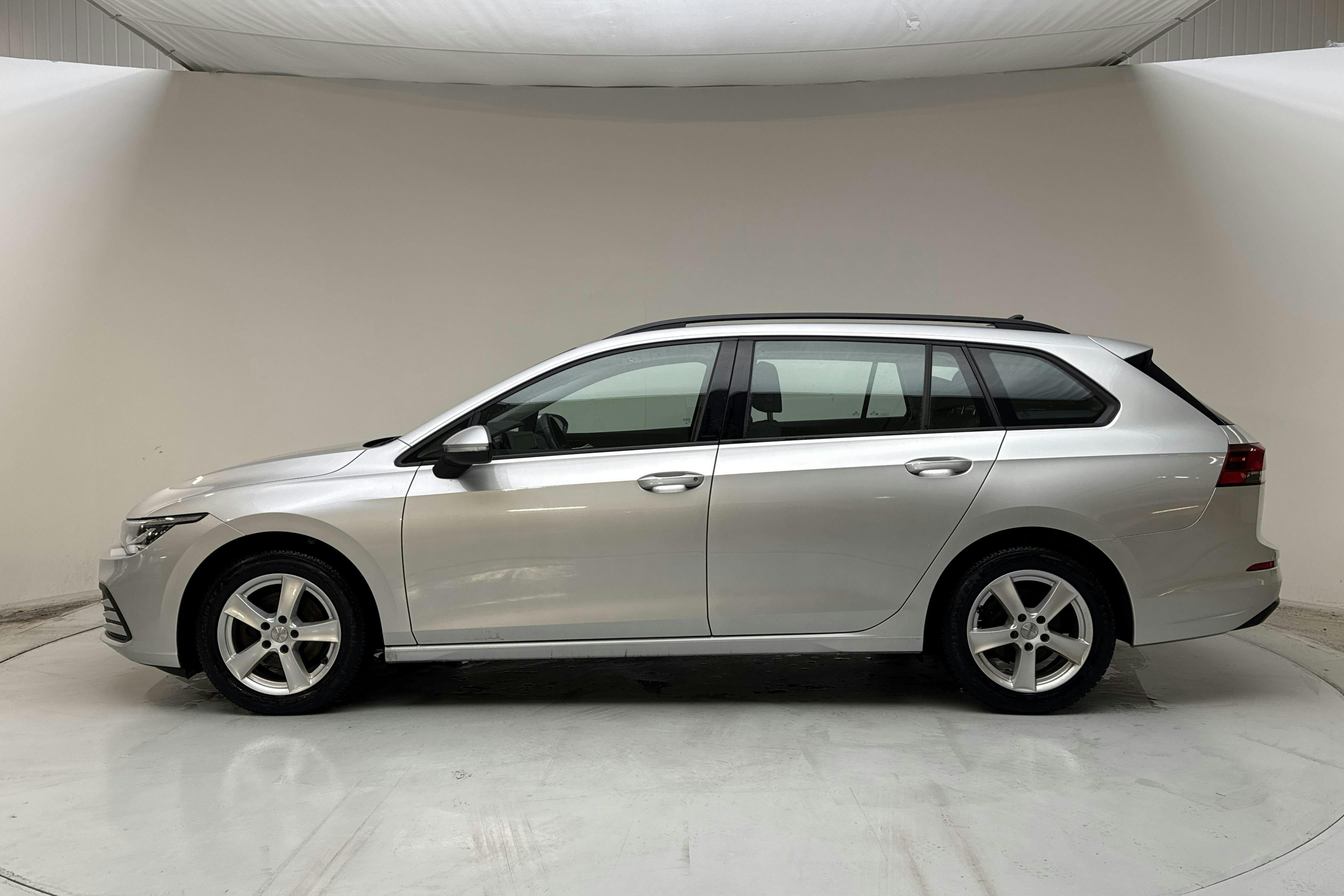 Presentationsfoto 2 av 12: VW Golf VIII 1.5 eTSI Sportscombi (130hk) - 10 756 mil - Automat - silver - 2021