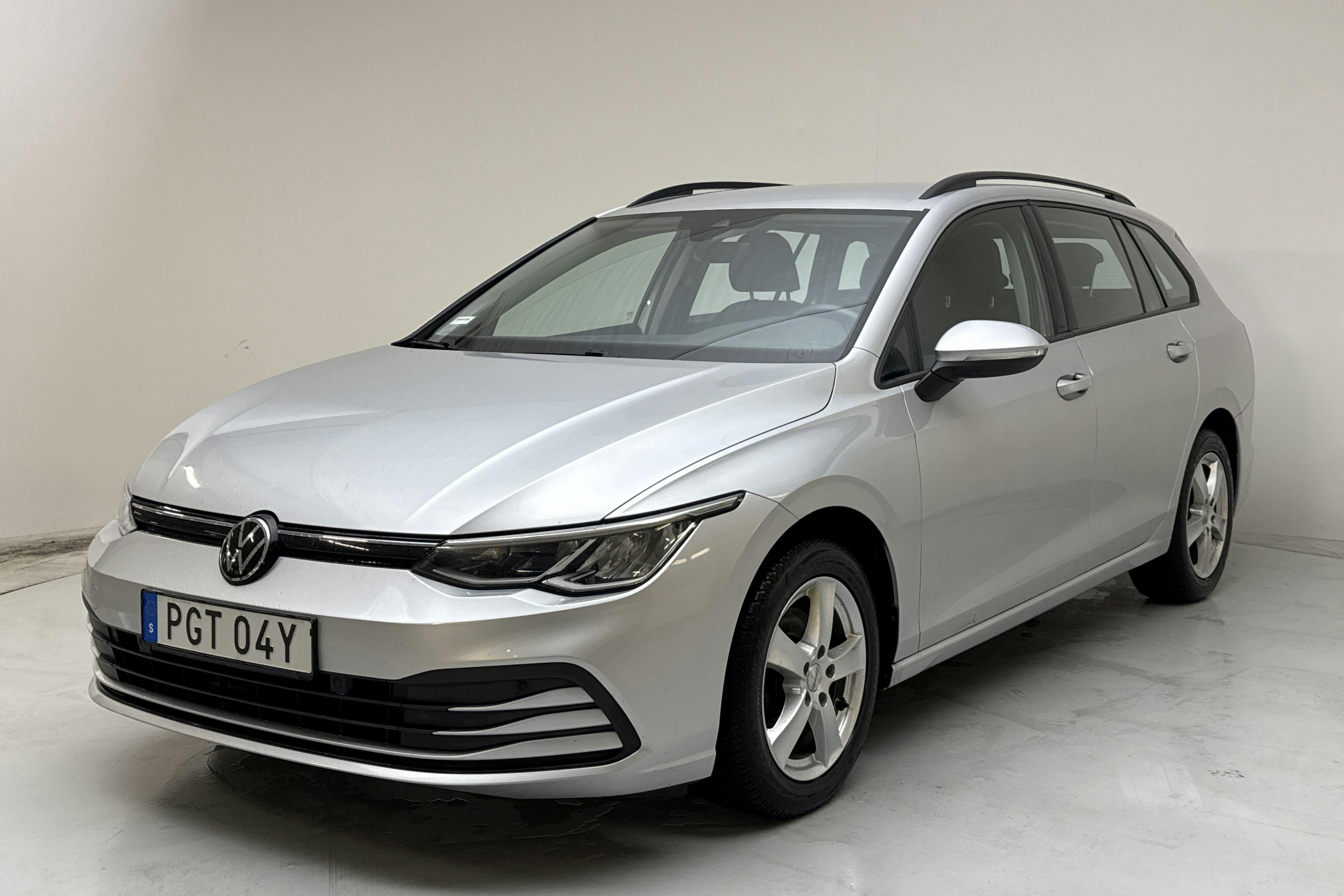 Presentationsfoto 1 av 12: VW Golf VIII 1.5 eTSI Sportscombi (130hk) - 10 756 mil - Automat - silver - 2021