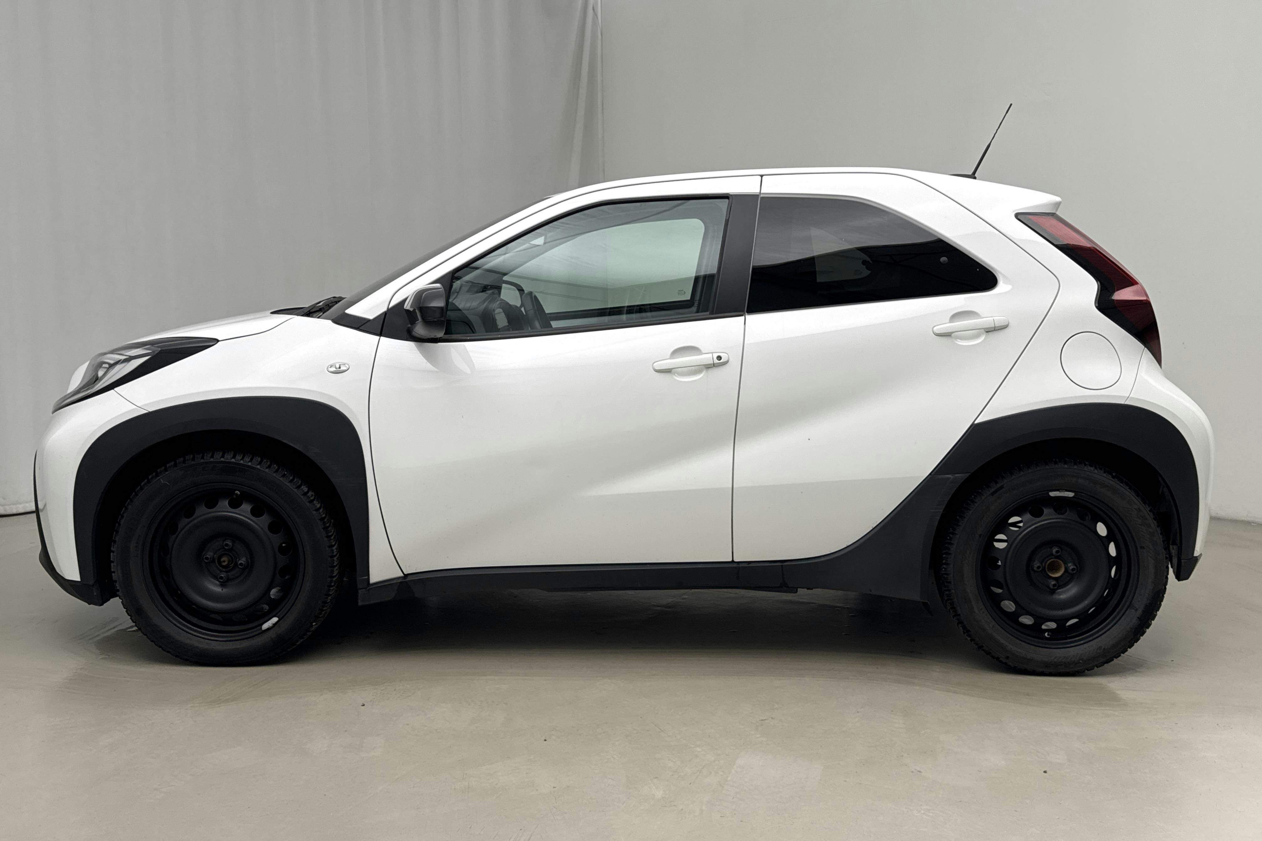 Presentation photo 2 of 16: Toyota Aygo X 1.0 5dr (72hk) - 74 990 km - Automatic - white - 2022