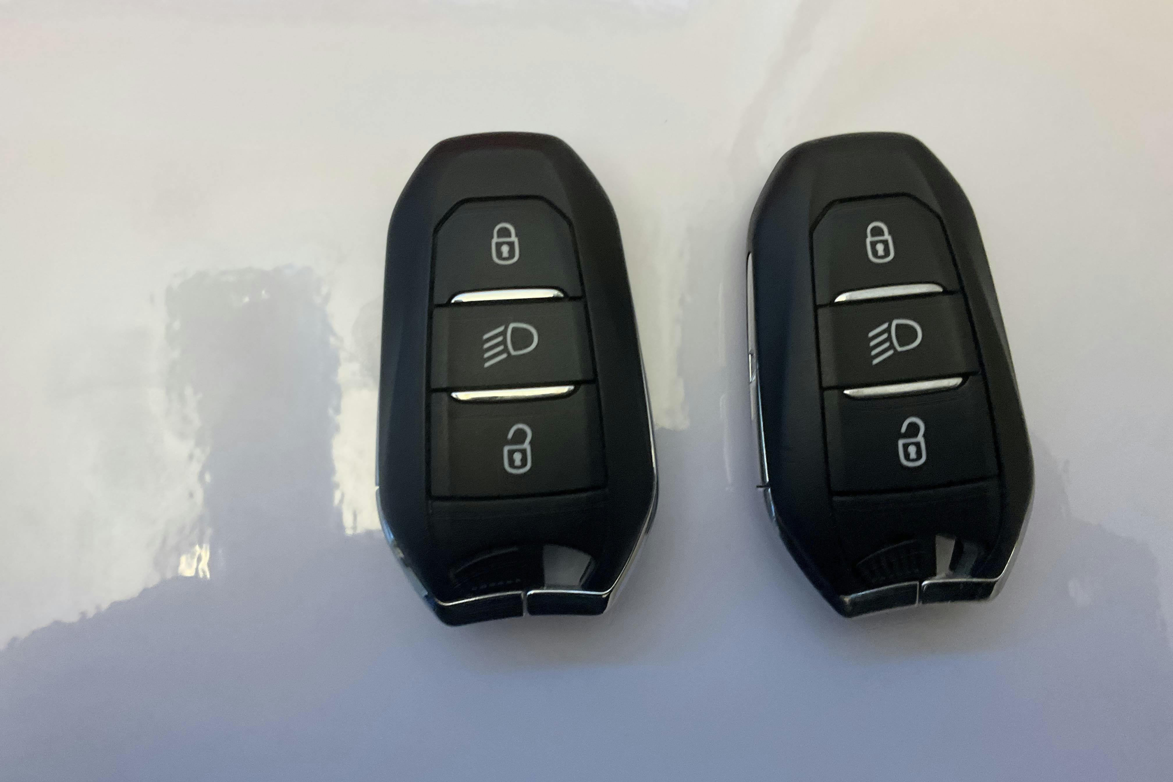 Præsentationsfoto 17 af 17: Peugeot 3008 1.6 Plug-in Hybrid 4 (300hk) - 104 700 kilometer - Salgsautomat - Blå farve - 2021