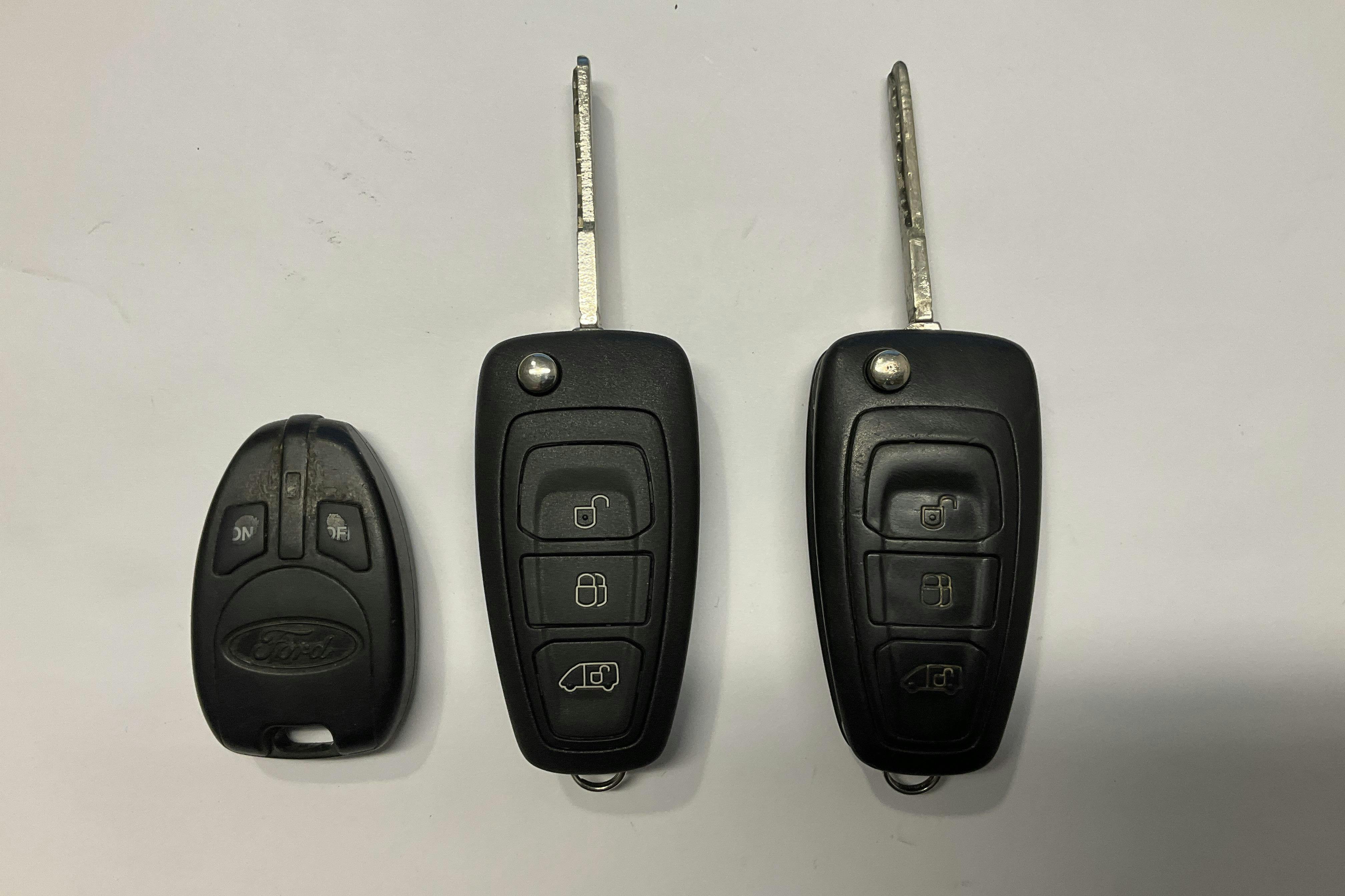 Presentation photo 11 of 11: Ford Transit Chassi 310 2.2 TDCi 2WD (125hk) - 151 260 km - Manual - white - 2015