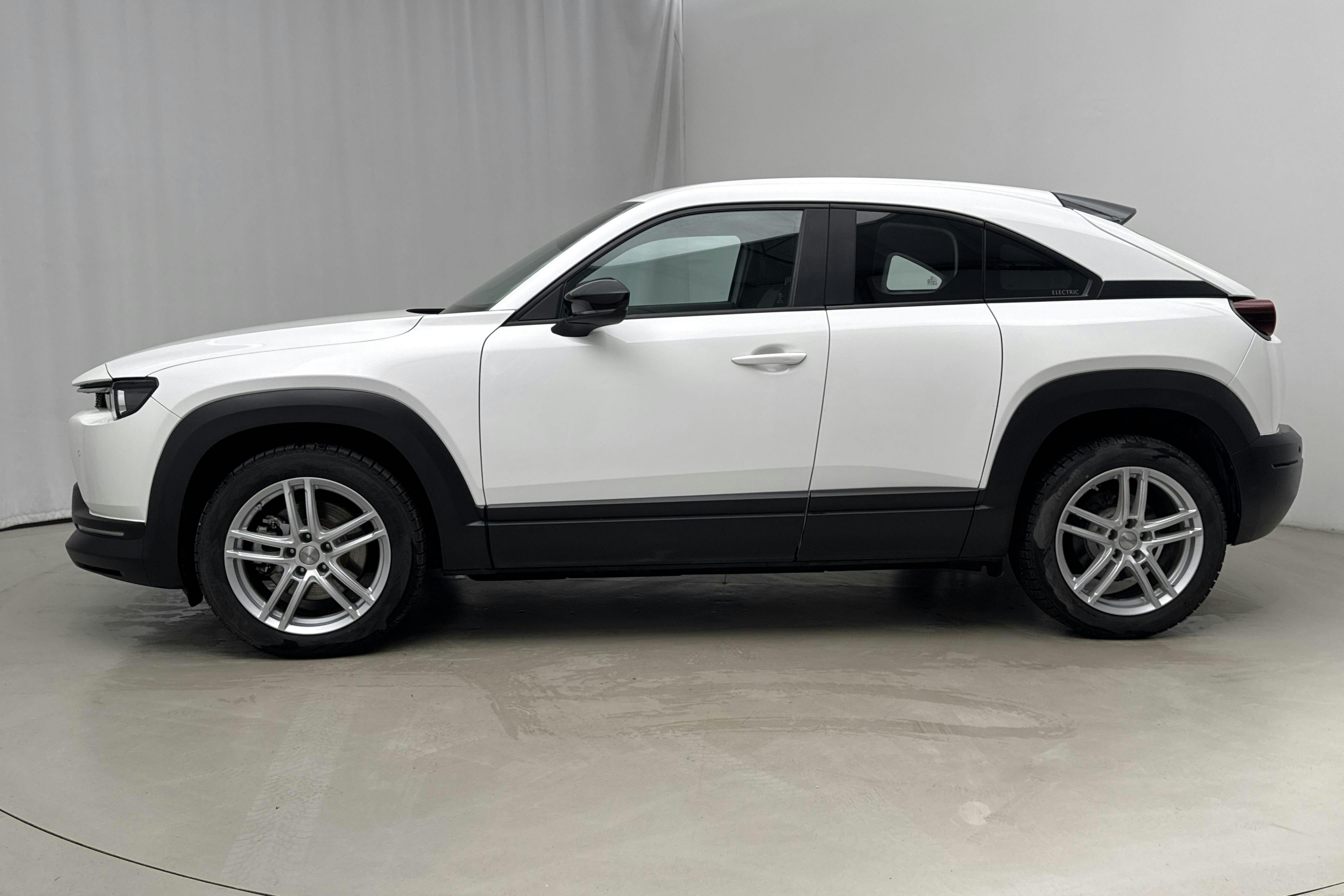 Presentation photo 2 of 19: Mazda MX-30 e-Skyactiv (145hk) - 45 400 km - Automatic - white - 2021