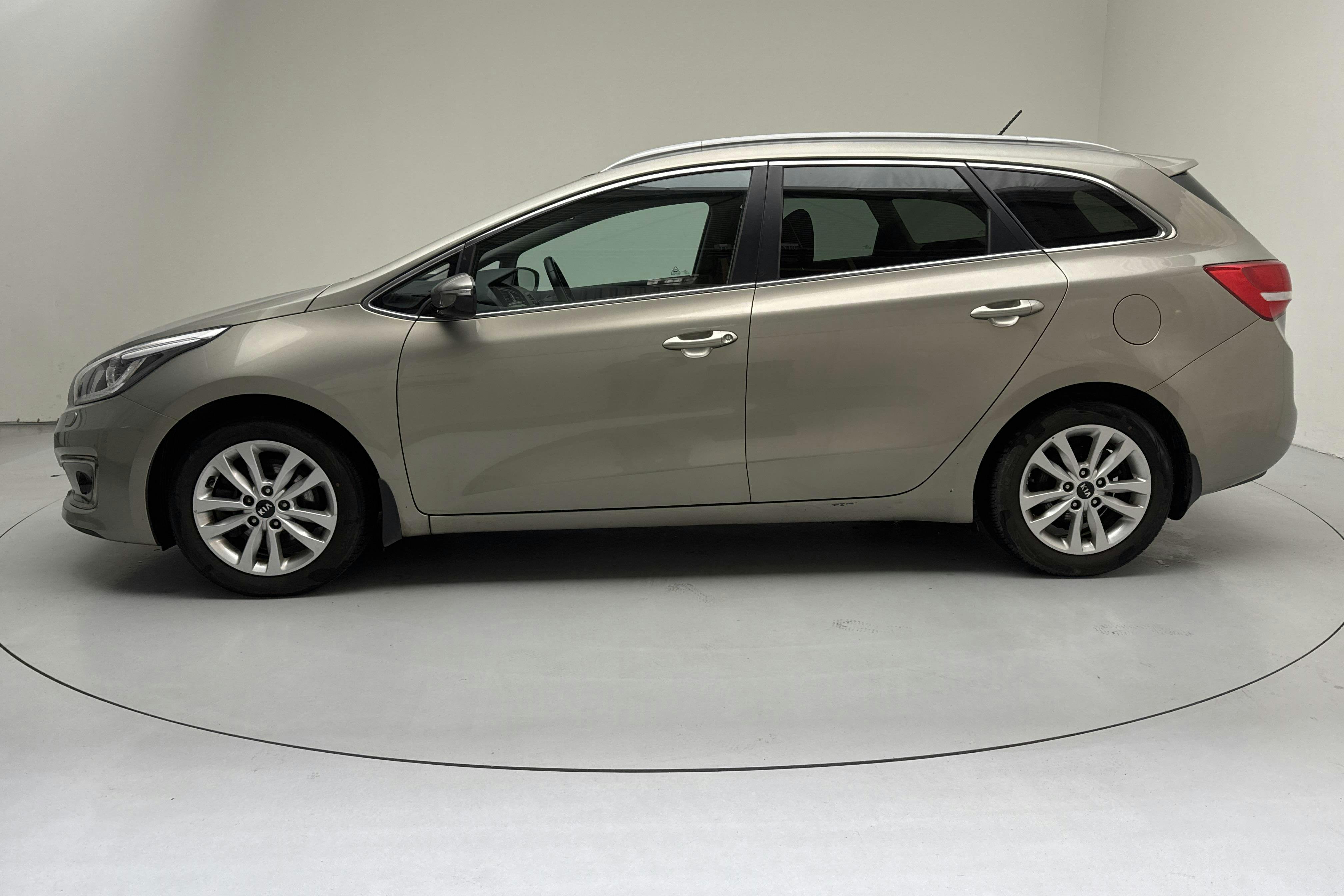 Esitlusfoto 2 aadressil 12: KIA Cee'd 1.6 SW (135hk) - 125 390 km - Käsitsi - hall - 2016