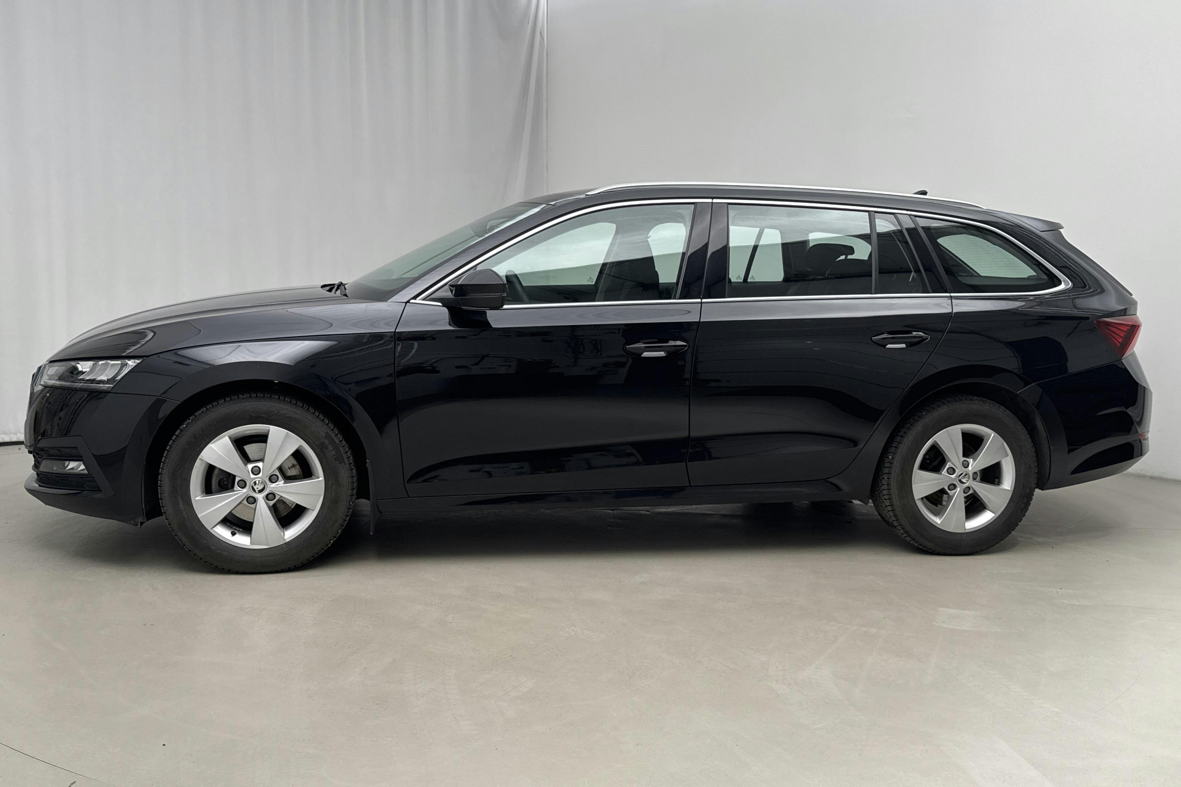 Presentation photo 2 of 17: Skoda Octavia 1.0 TSI Combi (110hk) - 33 070 km - Manual - black - 2022