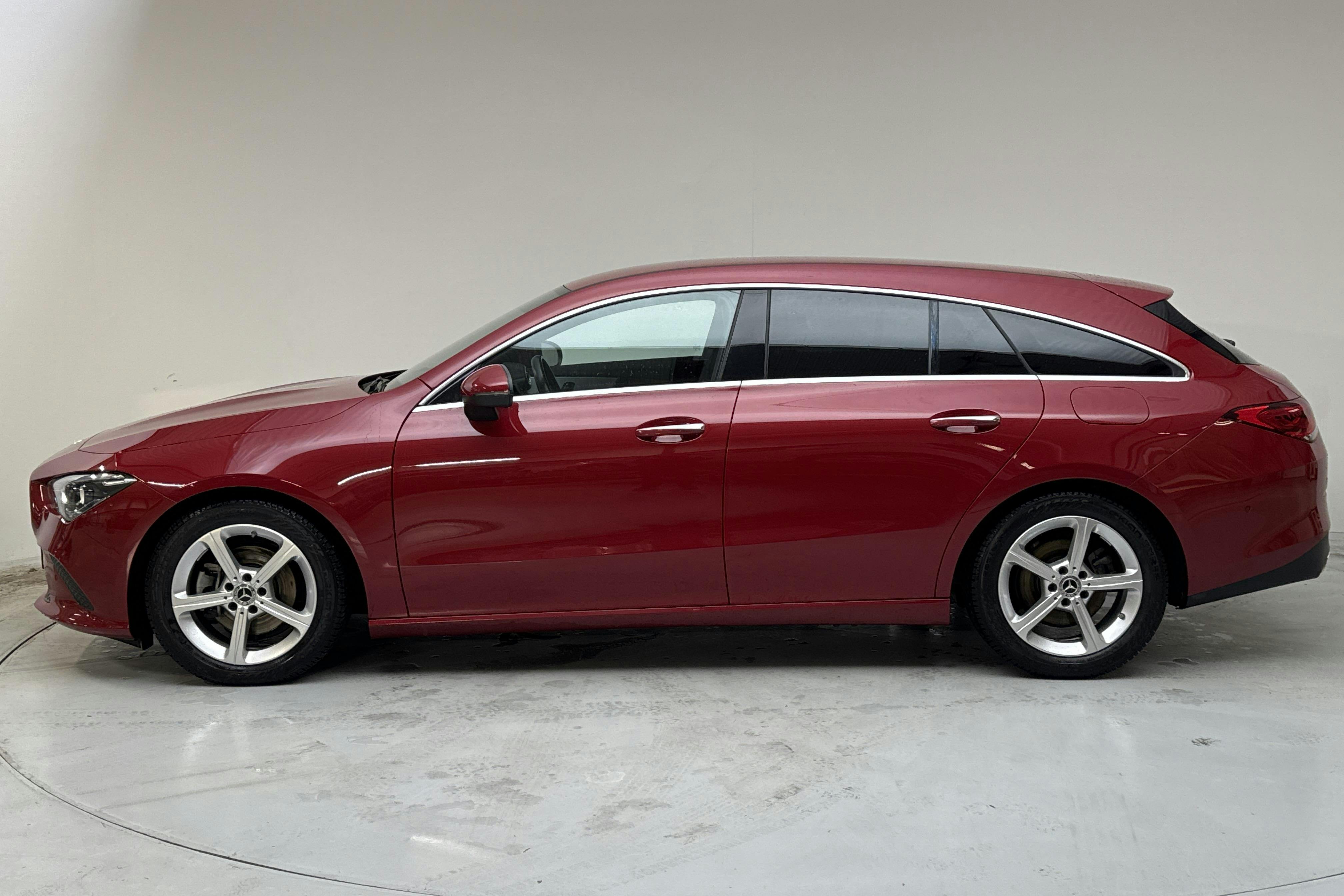 Presentationsfoto 2 av 15: Mercedes CLA 200 d 4MATIC Shooting Brake X118 (150hk) - 3 434 mil - Automat - röd - 2023