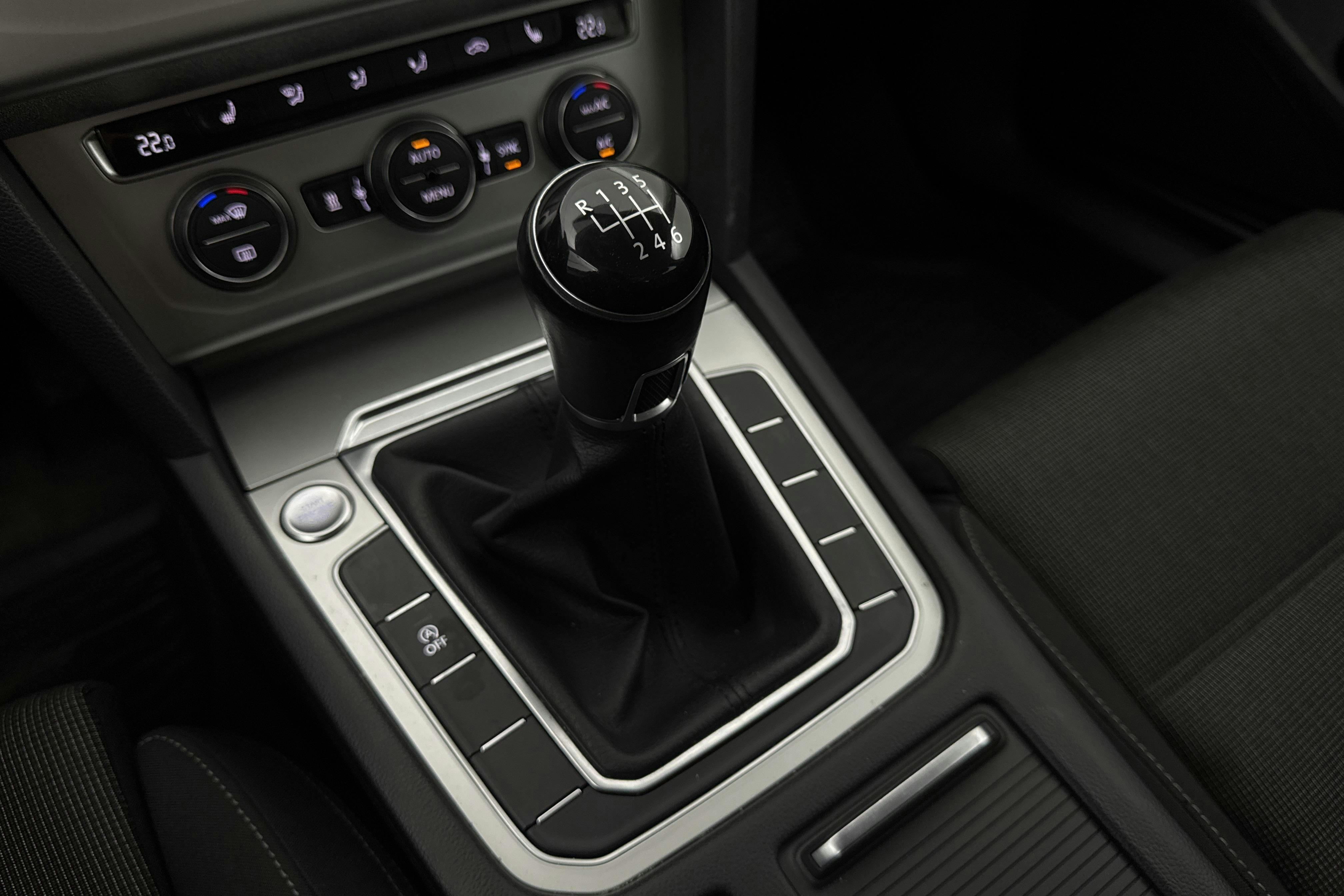 Presentation photo 17 of 17: VW Passat 2.0 TDI Sportscombi (150hk) - 140 060 km - Manual - white - 2017