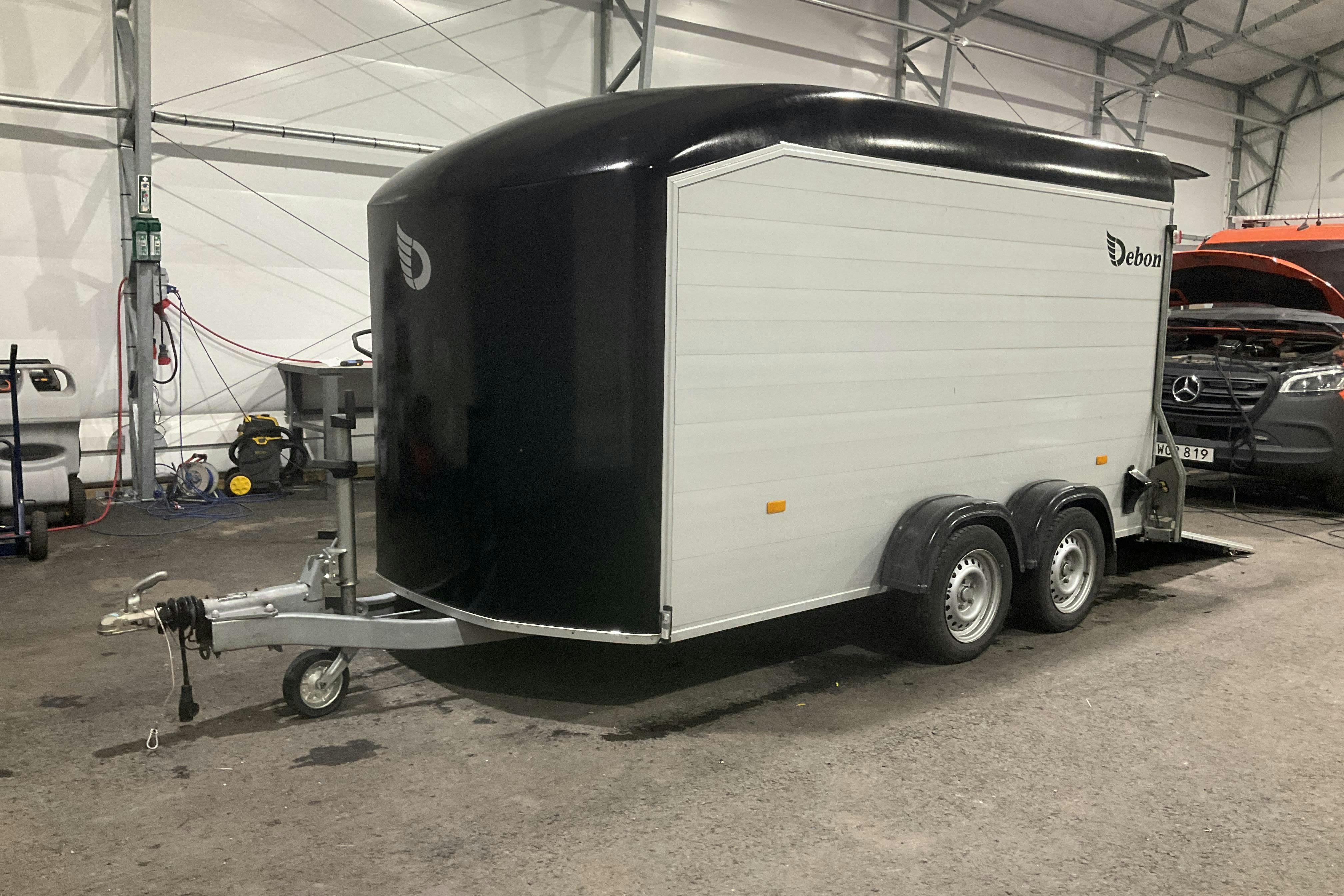 Debon C700 Skåpsläpvagn - 0 km - 2021