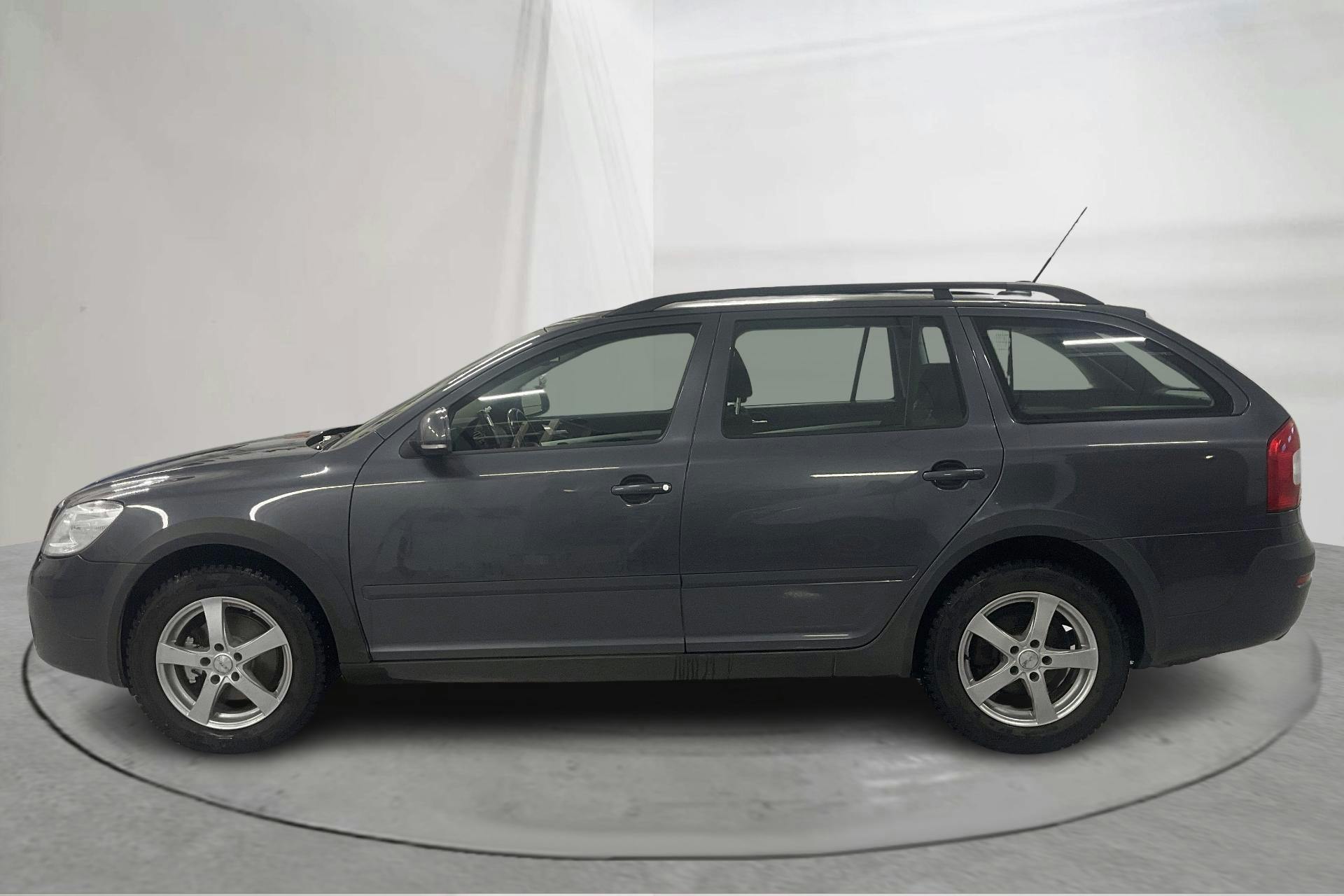 Presentation photo 2 of 18: Skoda Octavia Scout II 2.0 TDI 4X4 (140hk) - 136 350 km - Manual - Dark Grey - 2012