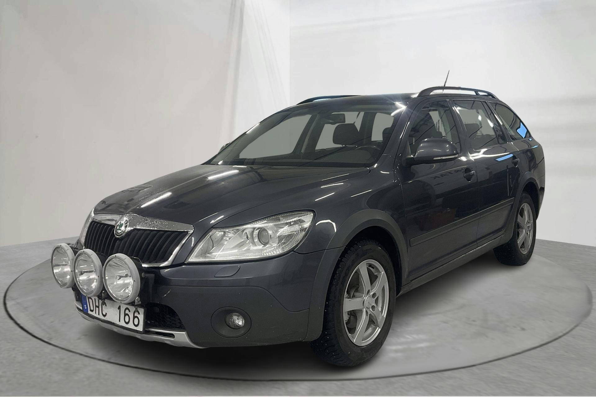 Presentation photo 1 of 18: Skoda Octavia Scout II 2.0 TDI 4X4 (140hk) - 136 350 km - Manual - Dark Grey - 2012