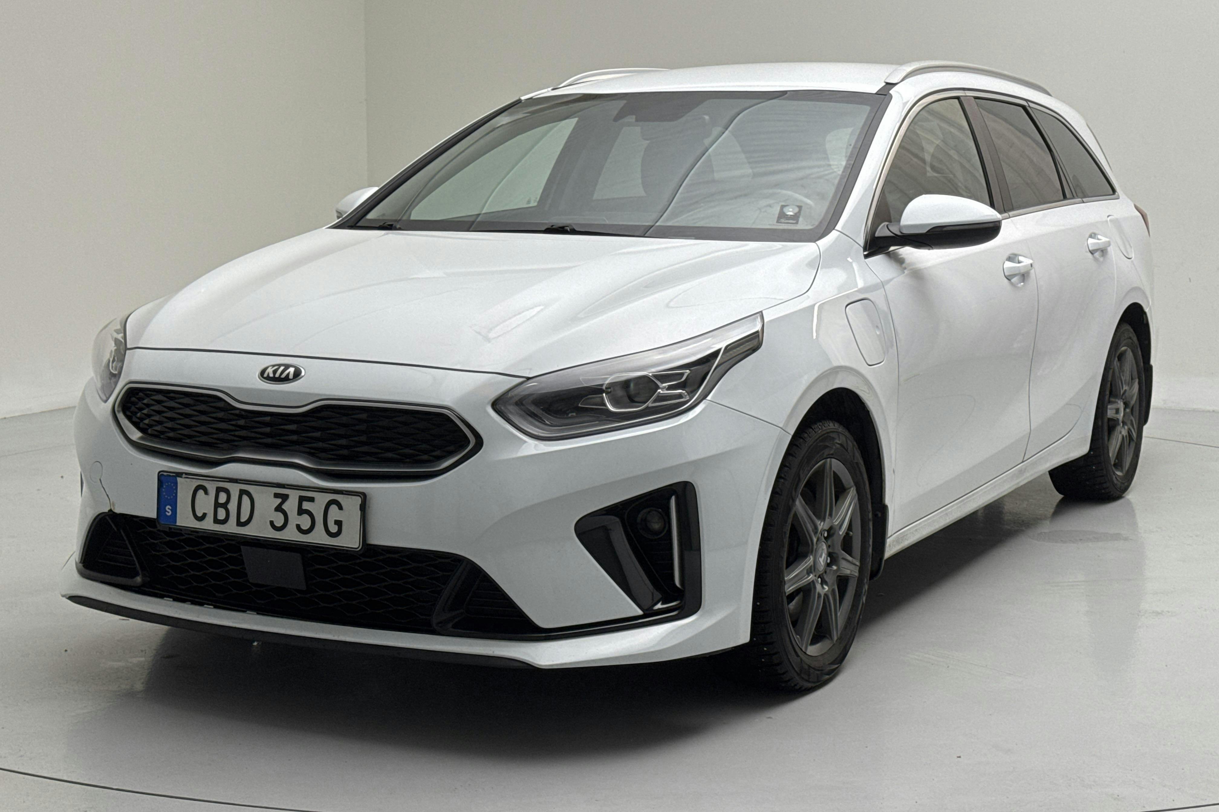 Presentation photo 1 of 16: KIA Ceed 1.6 Plug-in Hybrid SW (141hk) - 125 410 km - Automatic - white - 2021