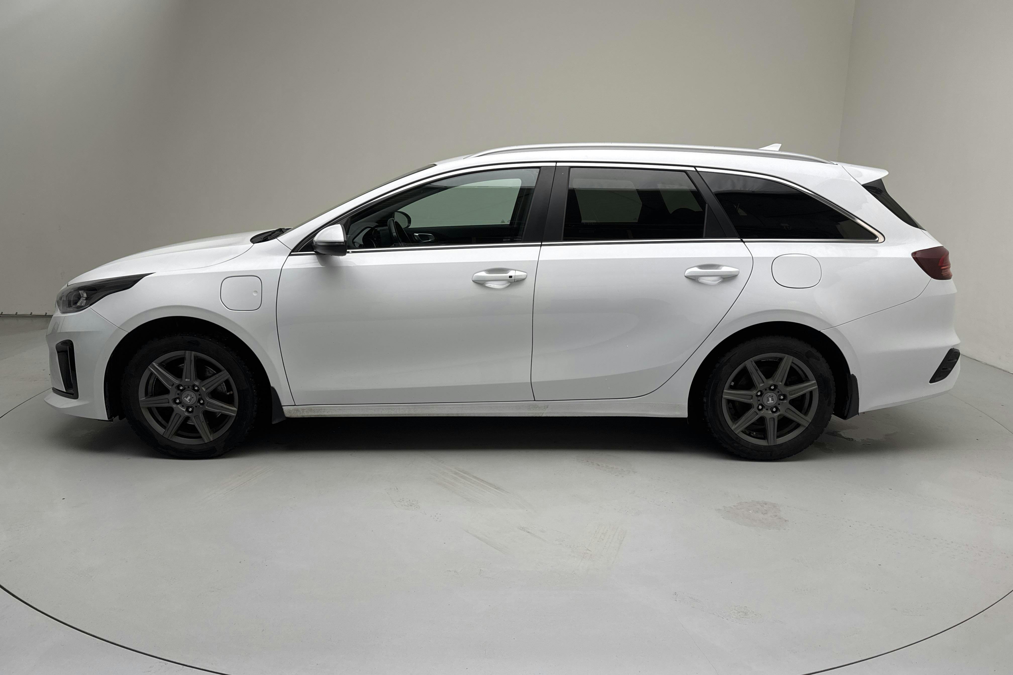 Presentation photo 2 of 16: KIA Ceed 1.6 Plug-in Hybrid SW (141hk) - 125 410 km - Automatic - white - 2021