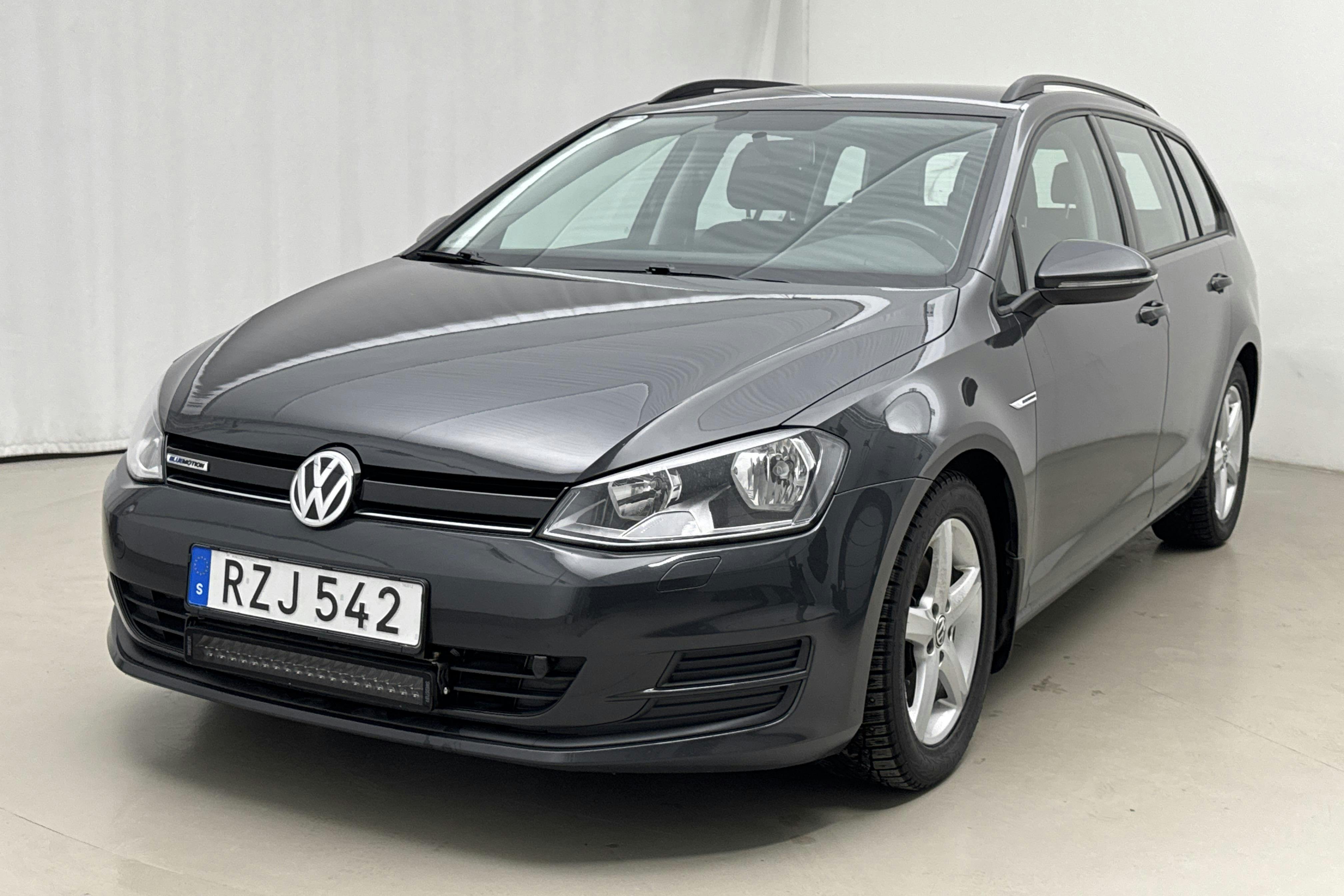 Presentation photo 1 of 16: VW Golf VII 1.6 TDI BlueMotion Sportscombi (110hk) - 95 370 km - Manual - Dark Grey - 2015