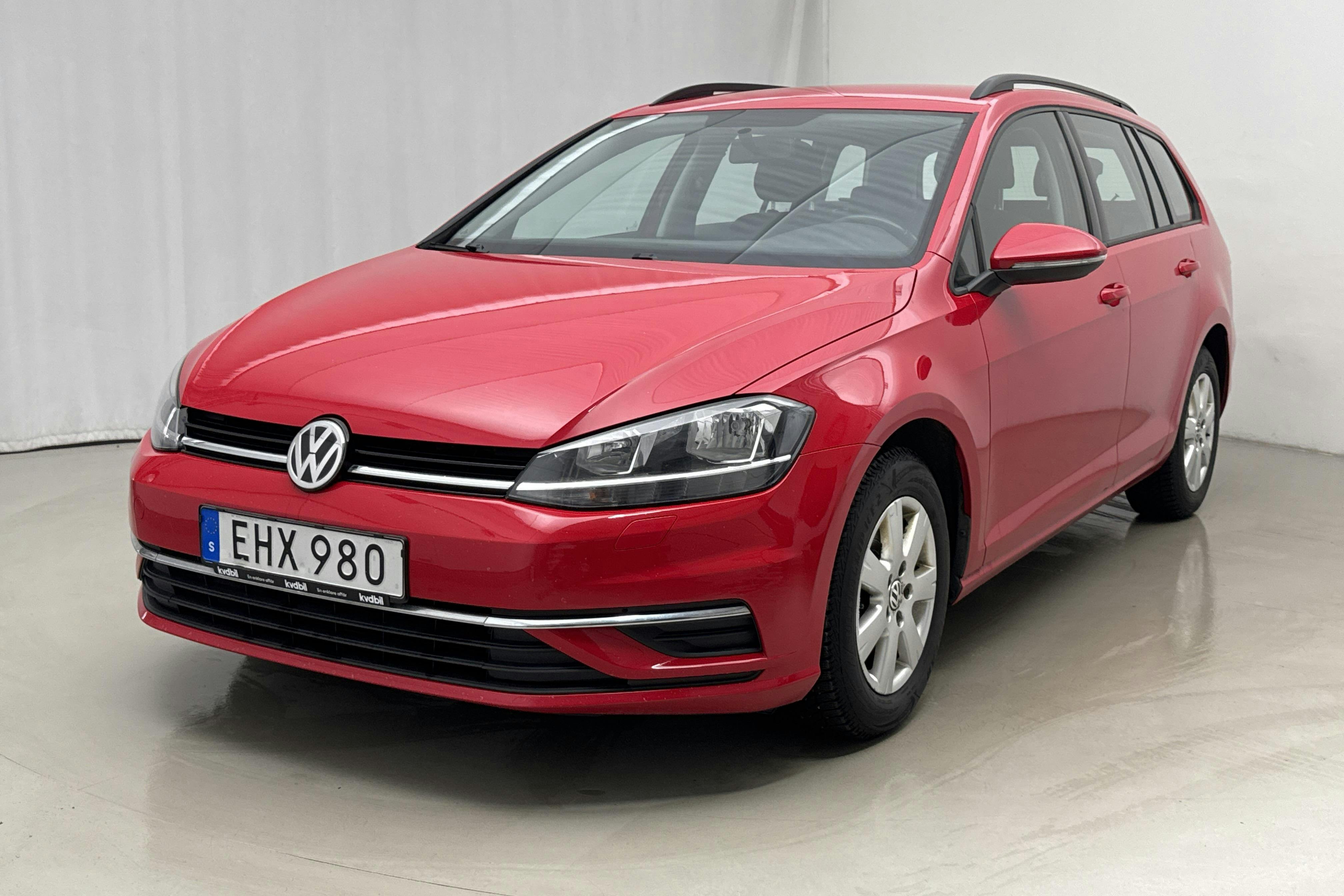 Presentationsfoto 1 av 17: VW Golf VII 1.0 TSI Sportscombi (110hk) - 10 972 mil - Manuell - röd - 2018