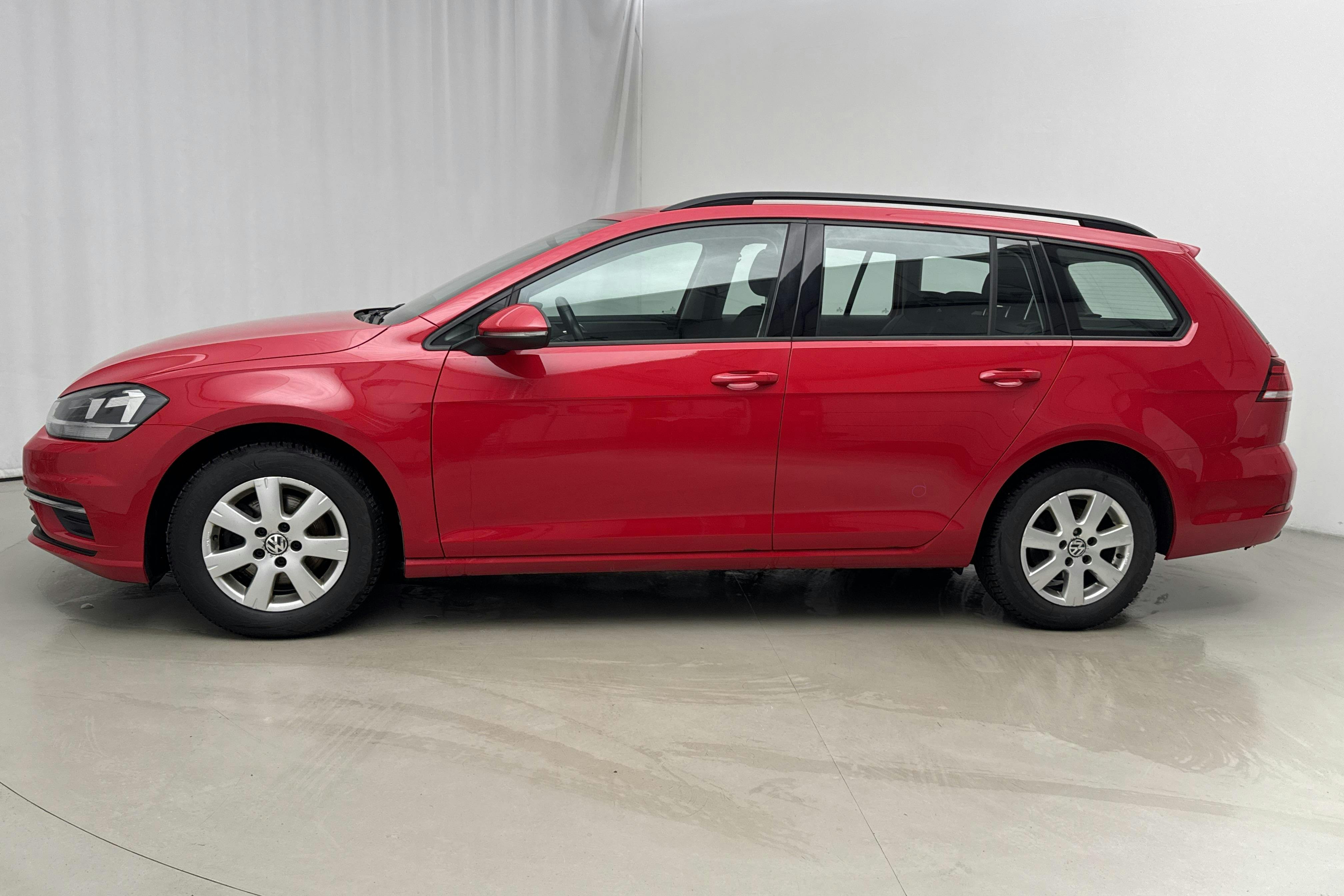 Presentationsfoto 2 av 17: VW Golf VII 1.0 TSI Sportscombi (110hk) - 10 972 mil - Manuell - röd - 2018