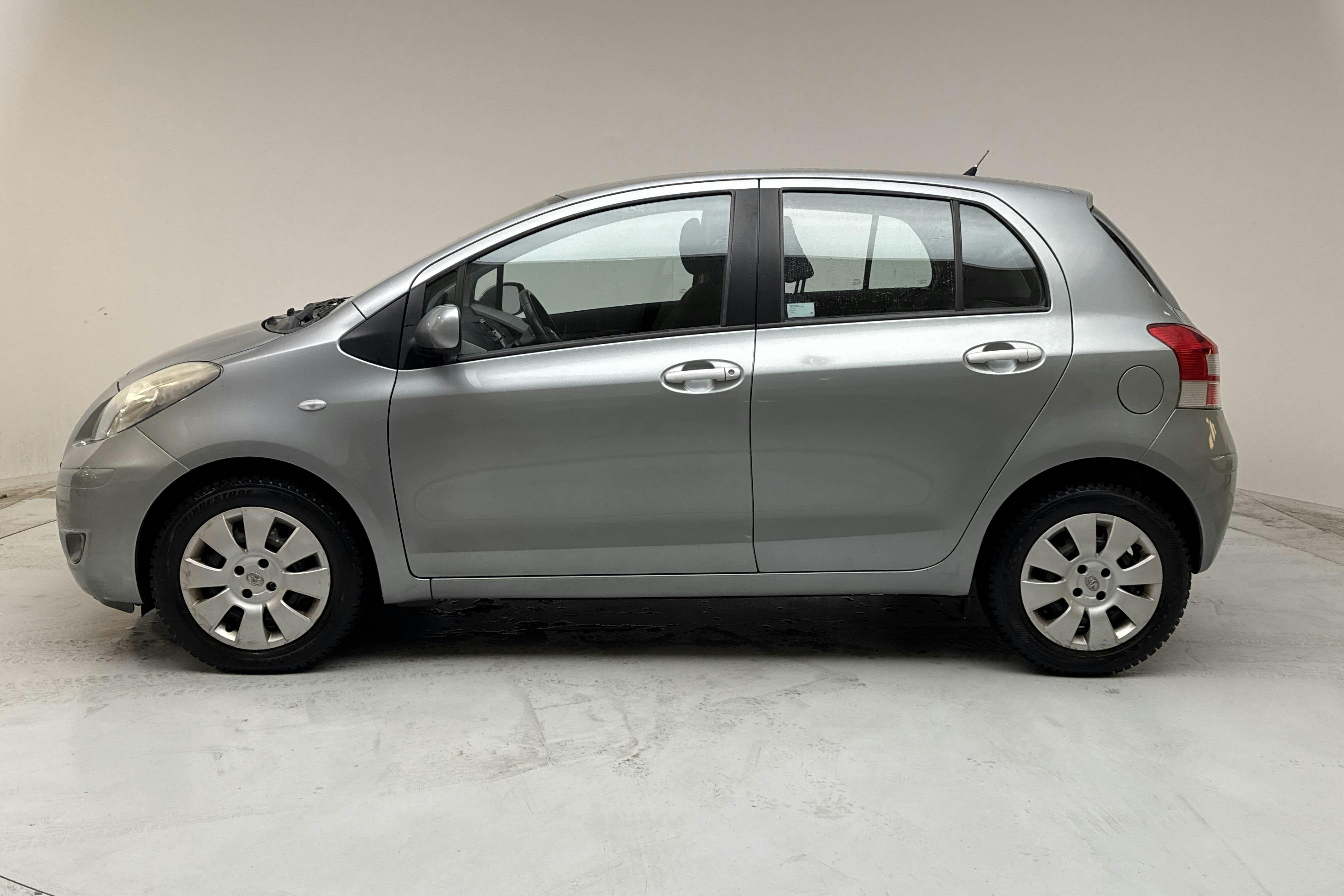 Presentation photo 2 of 13: Toyota Yaris 1.33 5dr (100hk) - 160 940 km - Manual - gray - 2010