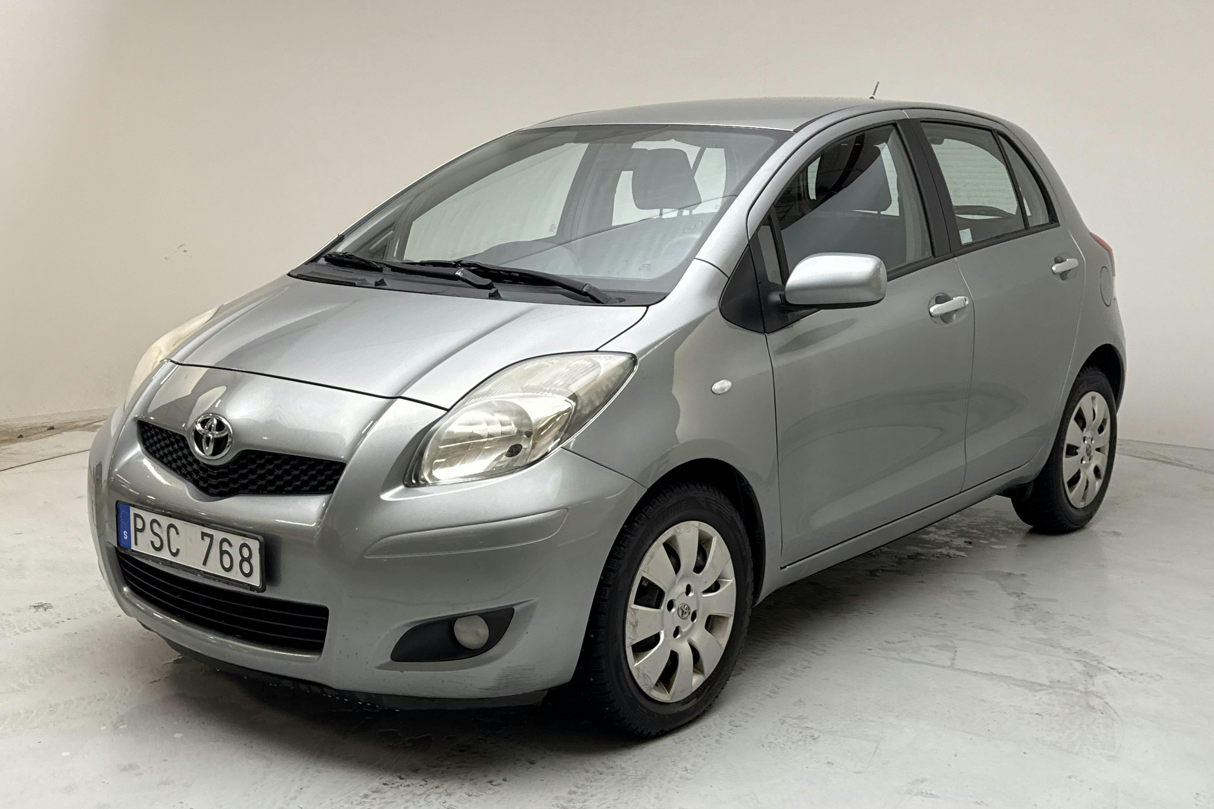 Presentation photo 1 of 13: Toyota Yaris 1.33 5dr (100hk) - 160 940 km - Manual - gray - 2010