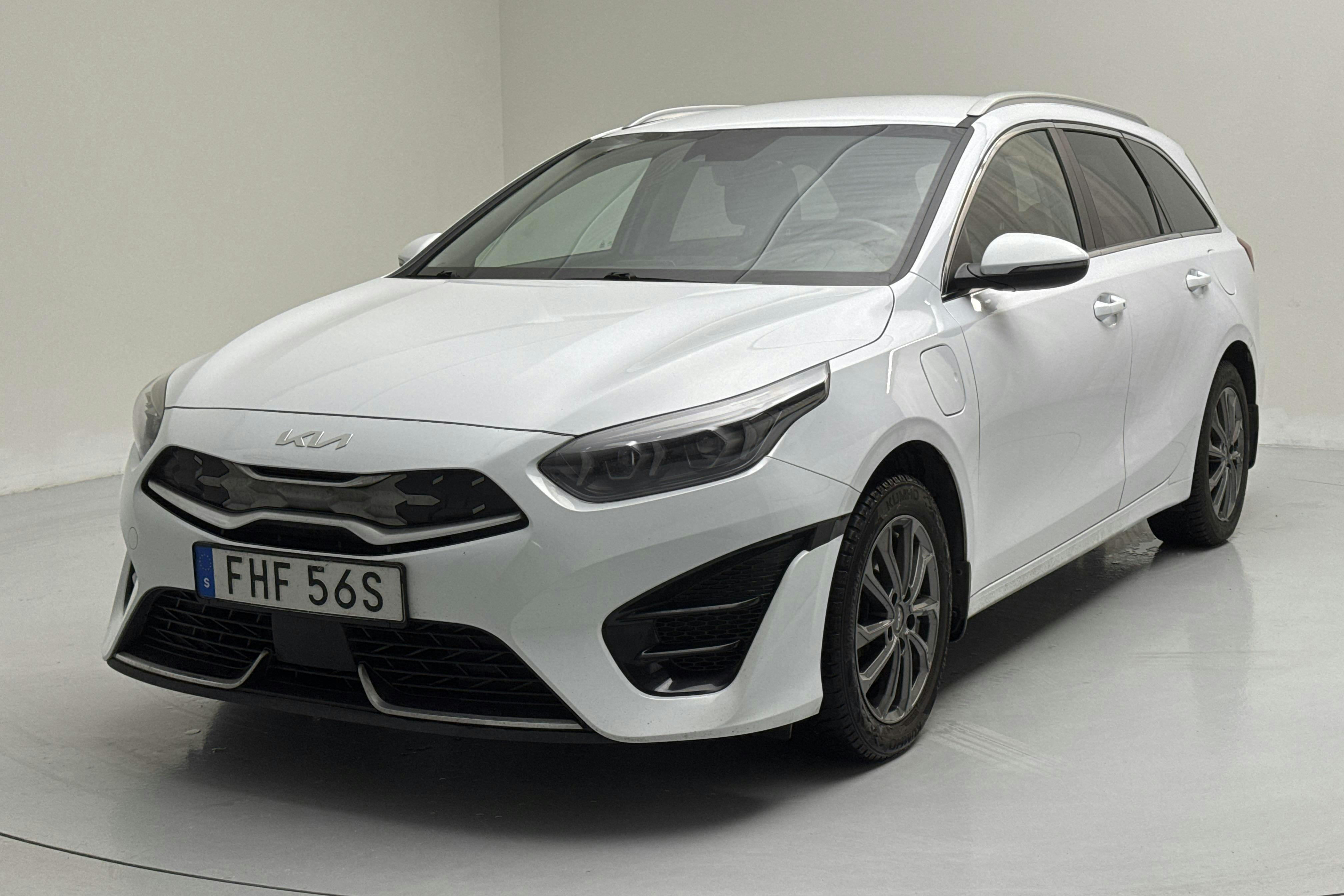 Presentationsfoto 1 av 18: KIA Ceed 1.6 Plug-in Hybrid SW (141hk) - 16 847 mil - Automat - vit - 2023