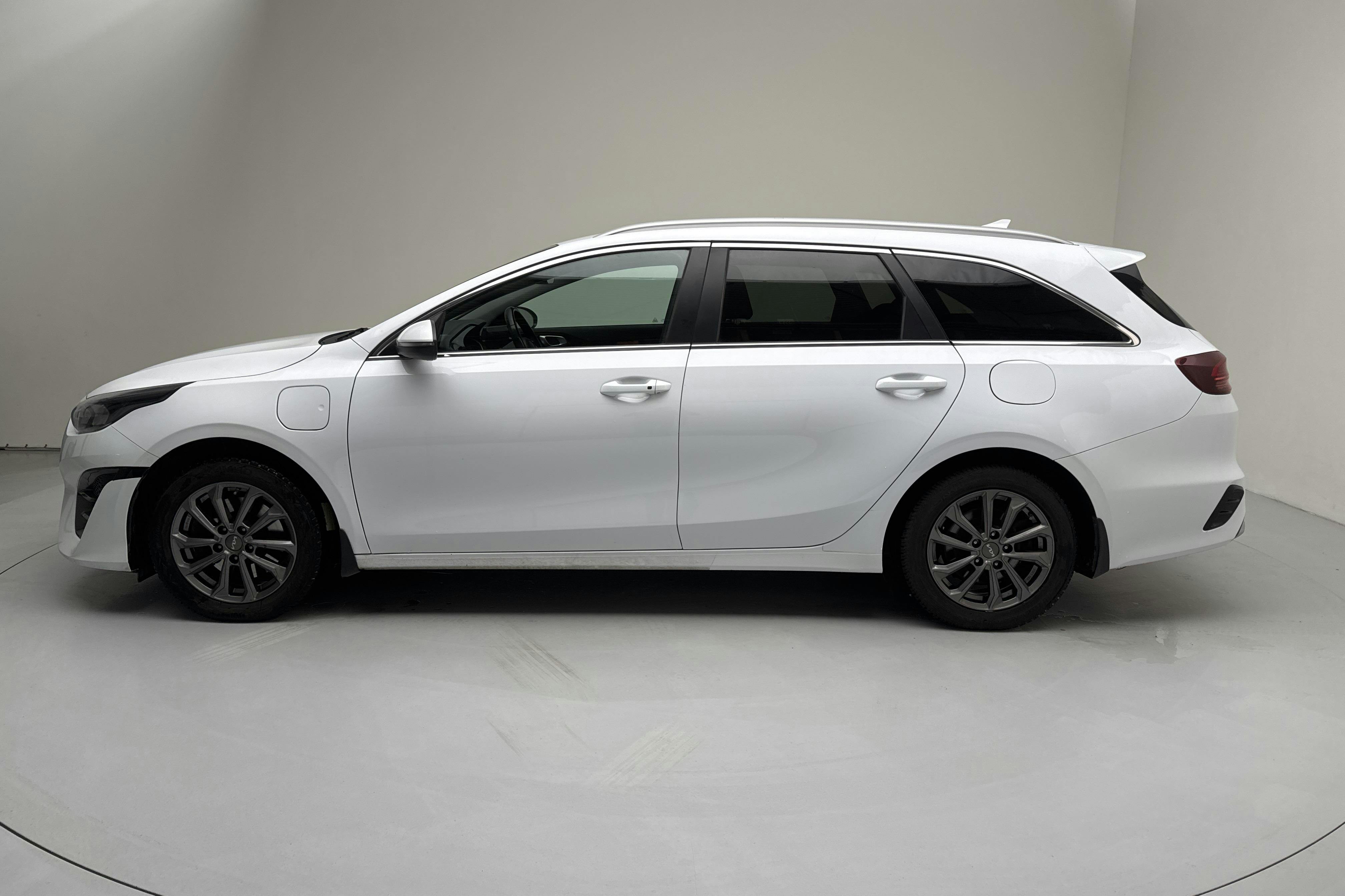 Presentationsfoto 2 av 18: KIA Ceed 1.6 Plug-in Hybrid SW (141hk) - 16 847 mil - Automat - vit - 2023