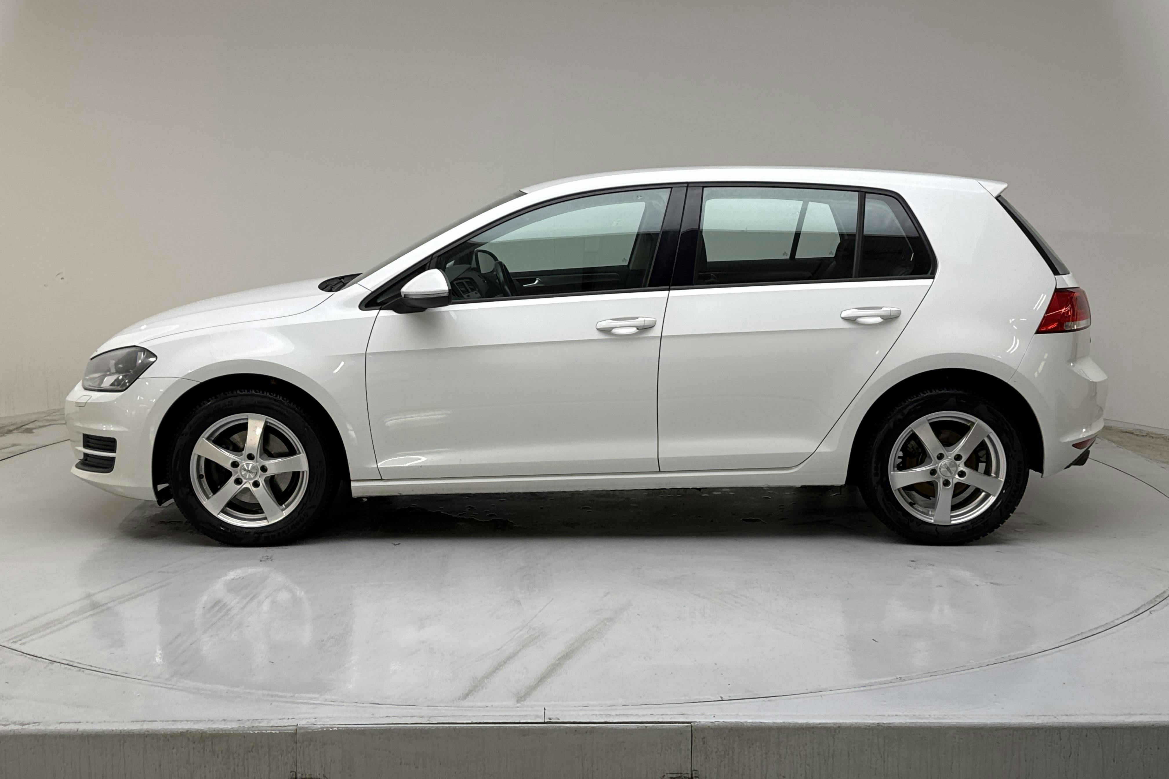 Esitlusfoto 2 aadressil 15: VW Golf VII 1.2 TSI 5dr (105hk) - 229 050 km - Käsitsi - valge - 2014