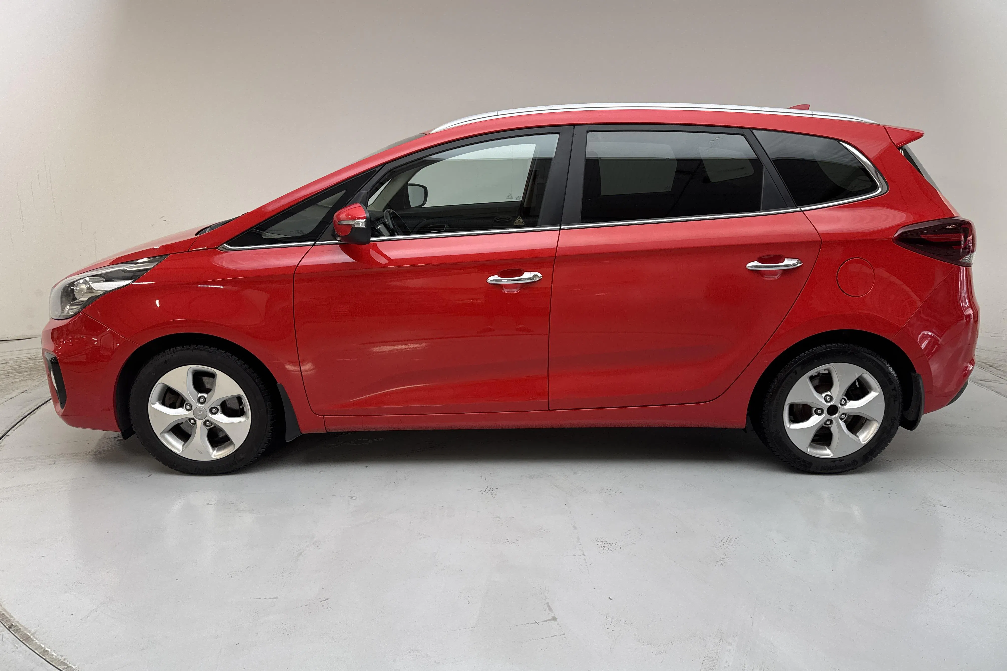 Presentation photo 2 of 16: KIA Carens 1.7 CRDi (136hk) - 241 900 km - Automatic - red - 2017
