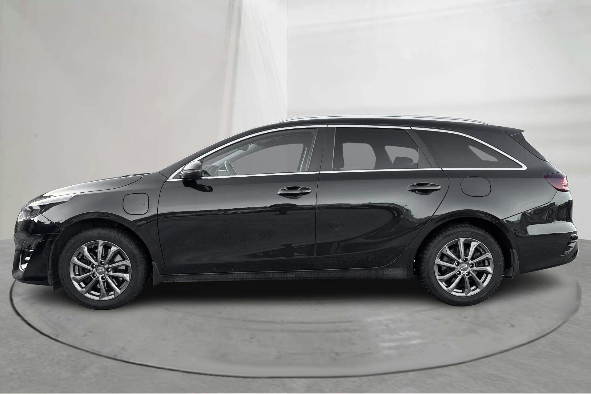 Presentation photo 2 of 17: KIA Ceed 1.6 Plug-in Hybrid SW (141hk) - 79 020 km - Automatic - black - 2024