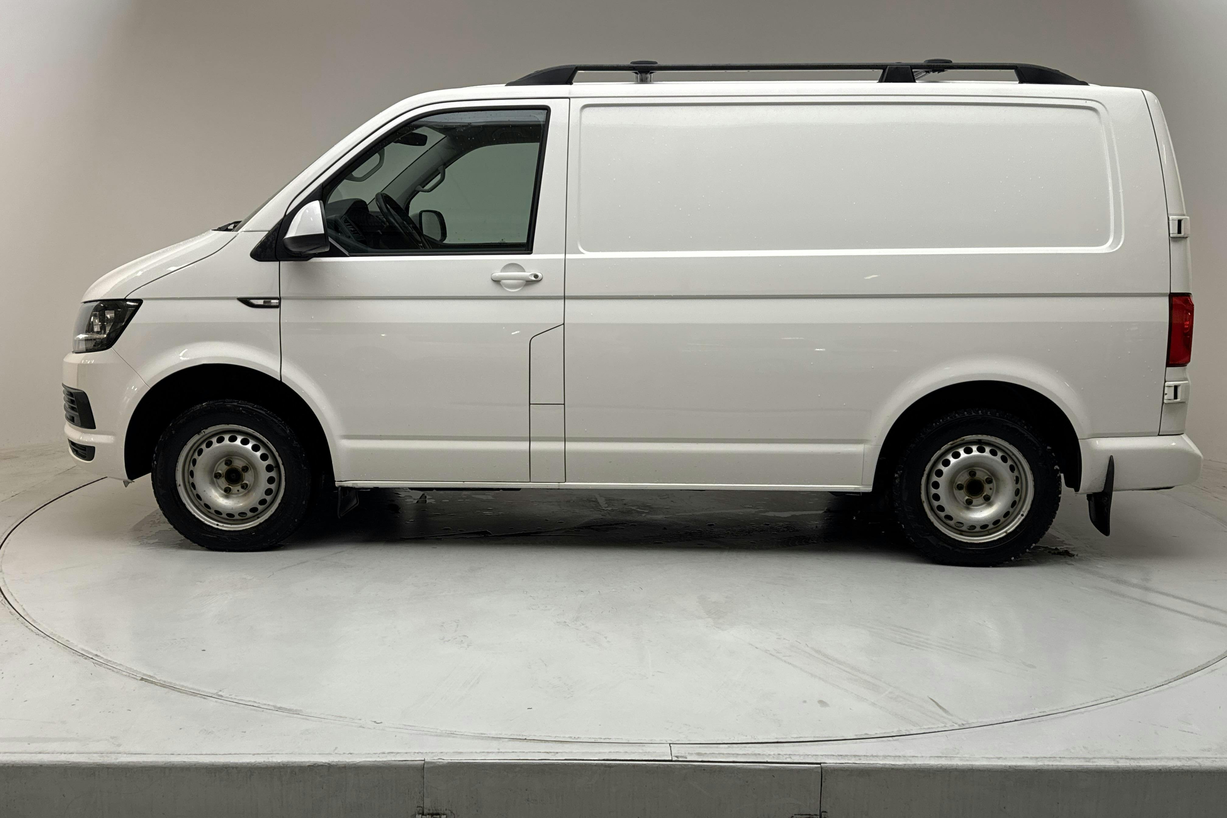 Presentation photo 2 of 13: VW Transporter T6 2.0 TDI BMT Skåp (102hk) - 129 960 km - Manual - white - 2018