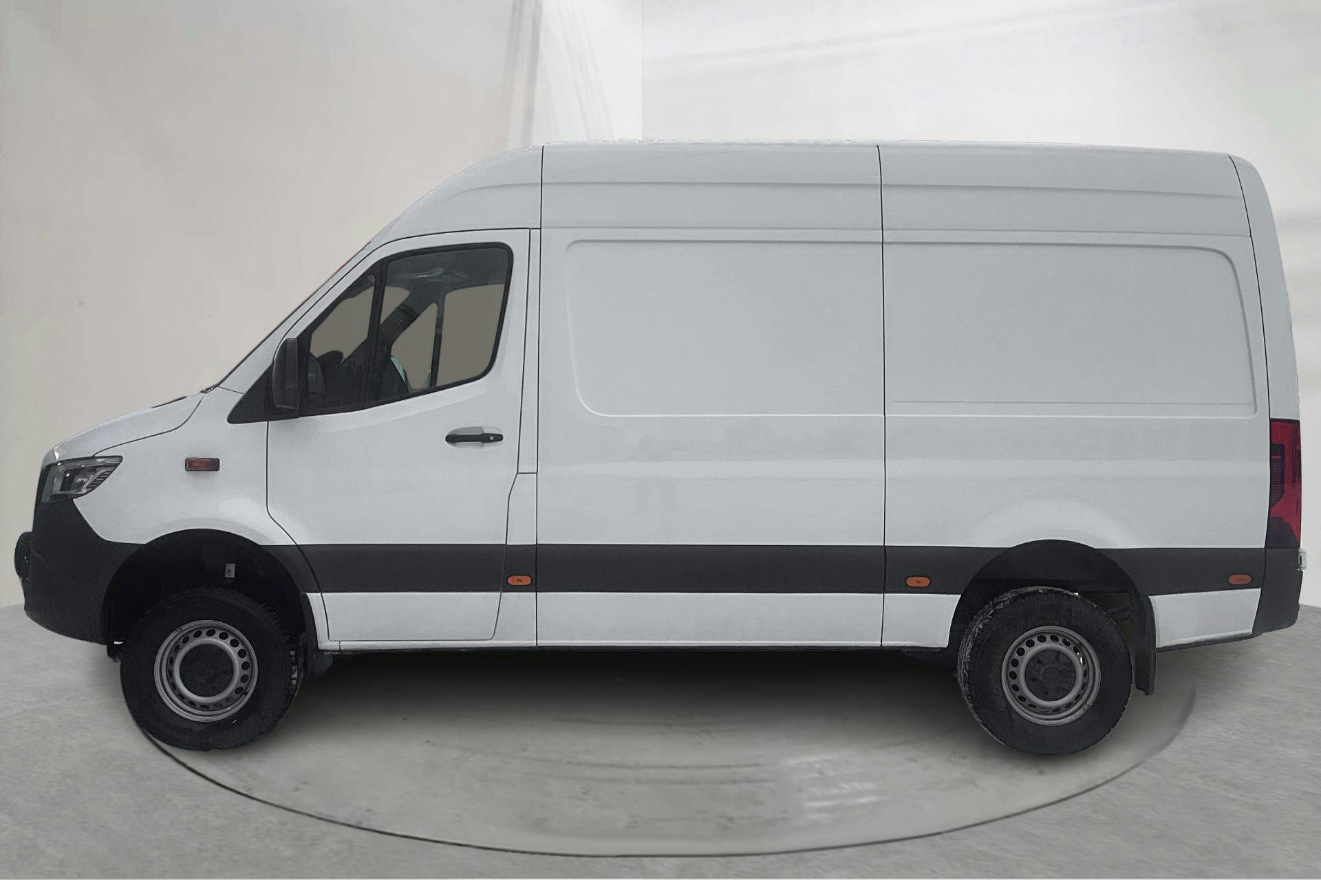 Presentation photo 2 of 25: Mercedes Sprinter 319 CDI Skåp 4MATIC (190hk) - 39 750 km - Automatic - white - 2024