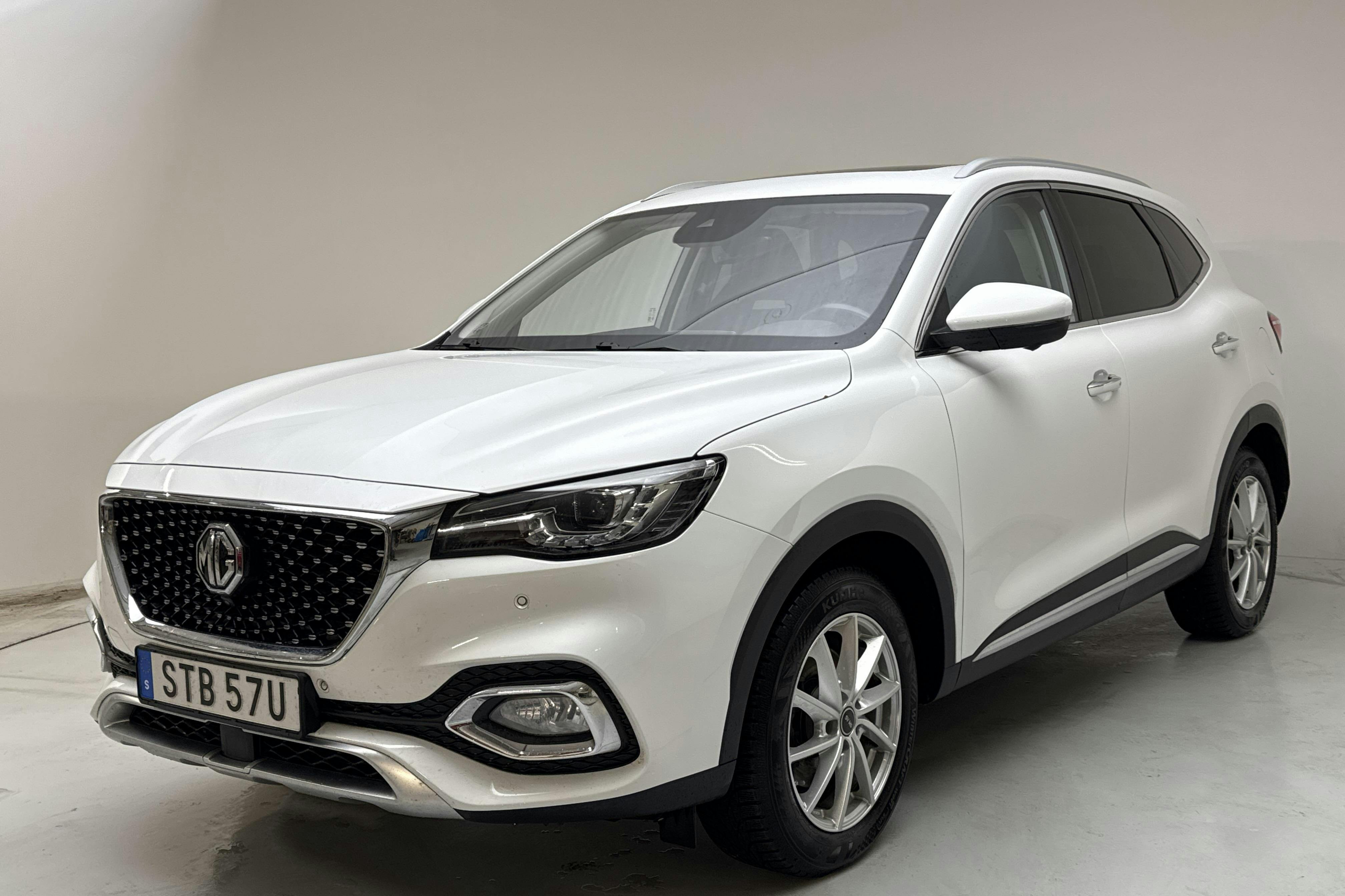 Presentation photo 1 of 17: MG EHS 1.5T PHEV (258hk) - 99 490 km - Automatic - white - 2022