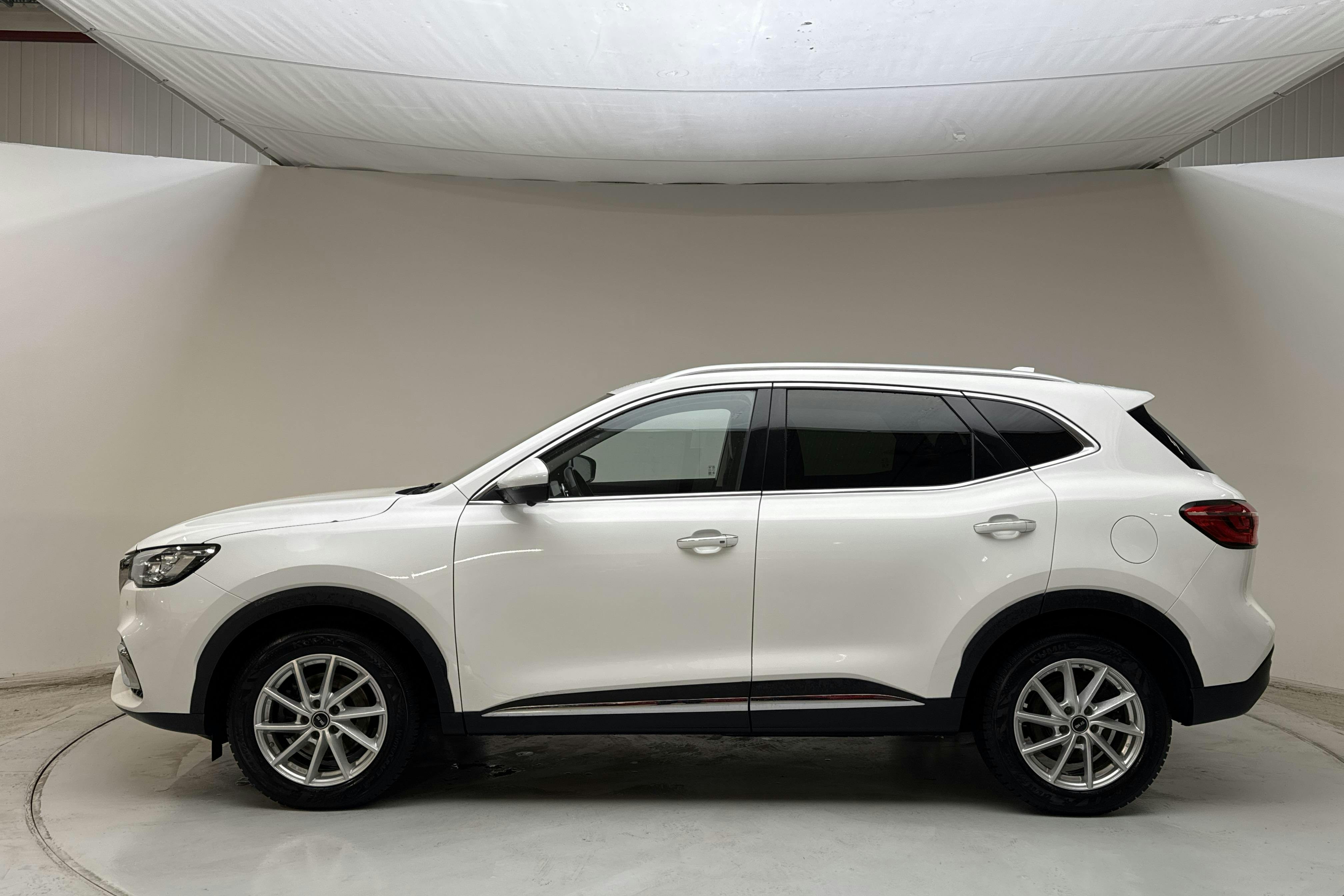 Presentation photo 2 of 17: MG EHS 1.5T PHEV (258hk) - 99 490 km - Automatic - white - 2022