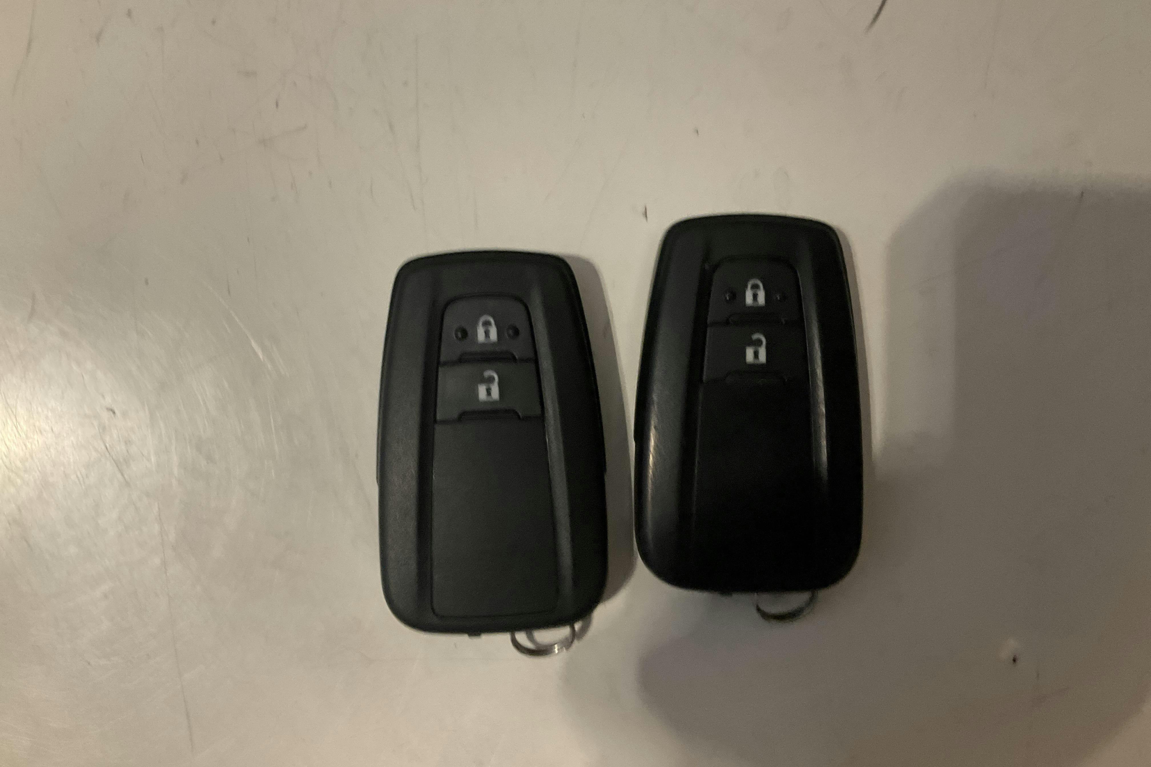 Presentationsfoto 12 av 12: Toyota C-HR 1.8 HSD (122hk) - 7 621 mil - Automat - vit - 2023