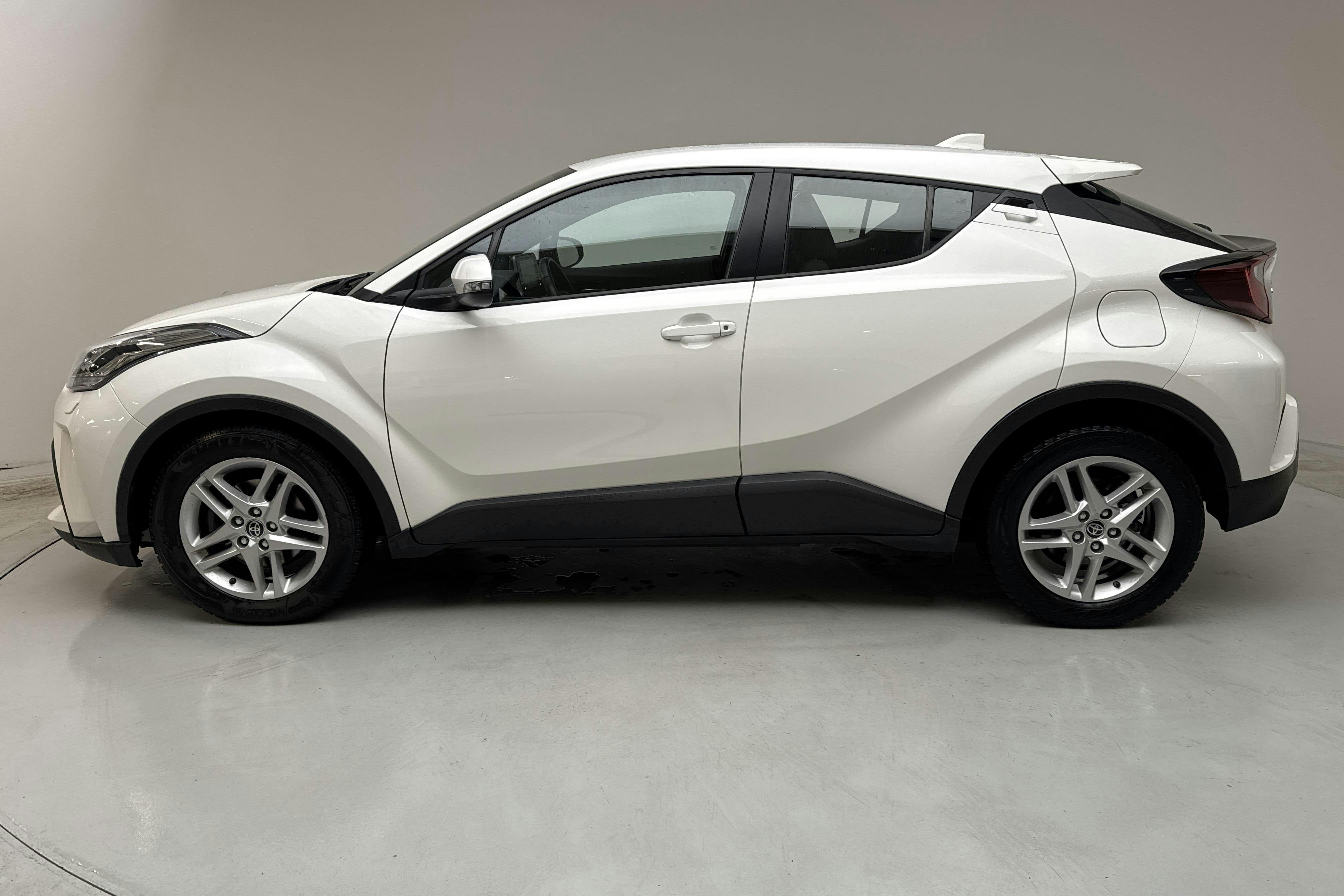 Presentationsfoto 2 av 12: Toyota C-HR 1.8 HSD (122hk) - 7 621 mil - Automat - vit - 2023