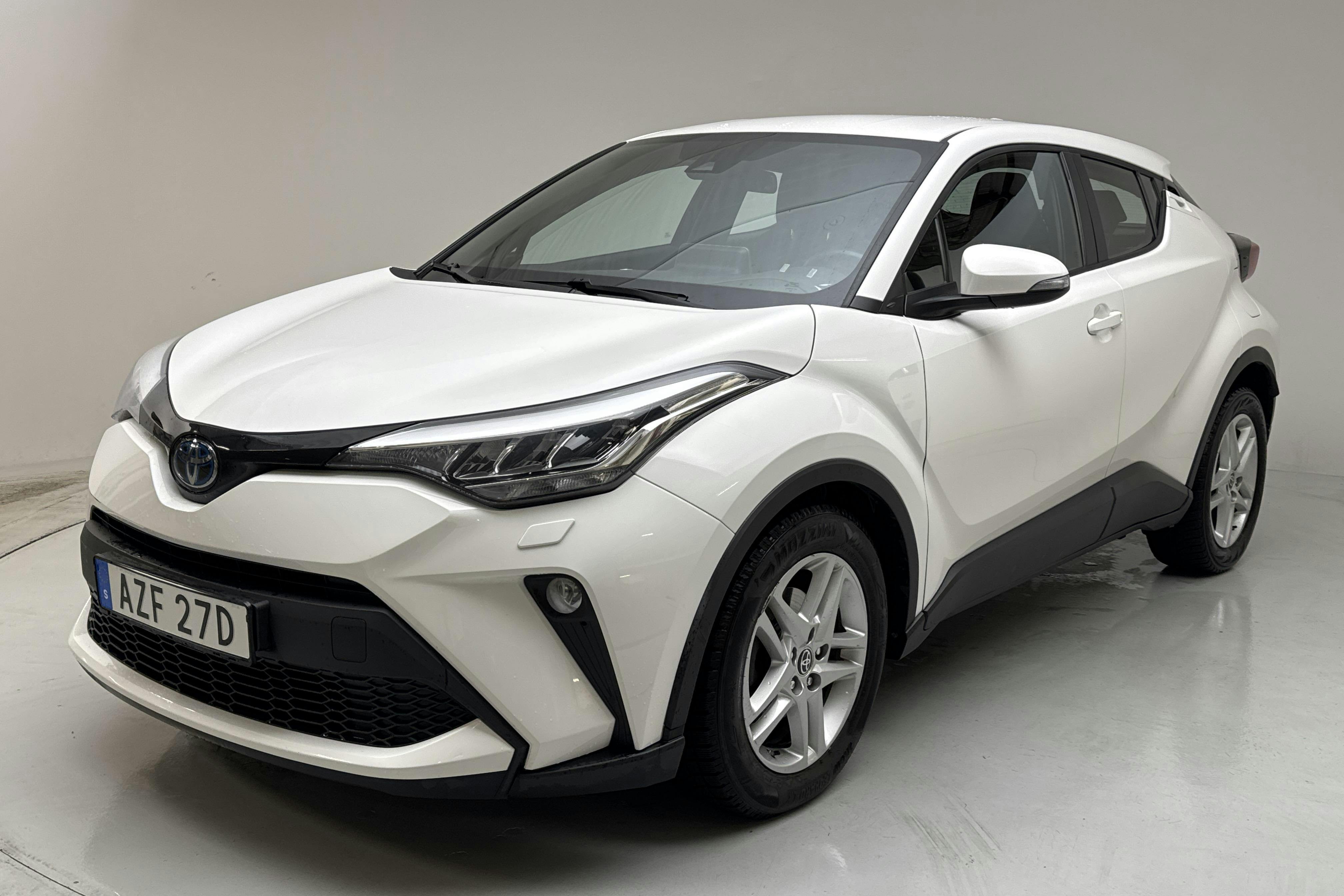 Presentationsfoto 1 av 12: Toyota C-HR 1.8 HSD (122hk) - 7 621 mil - Automat - vit - 2023