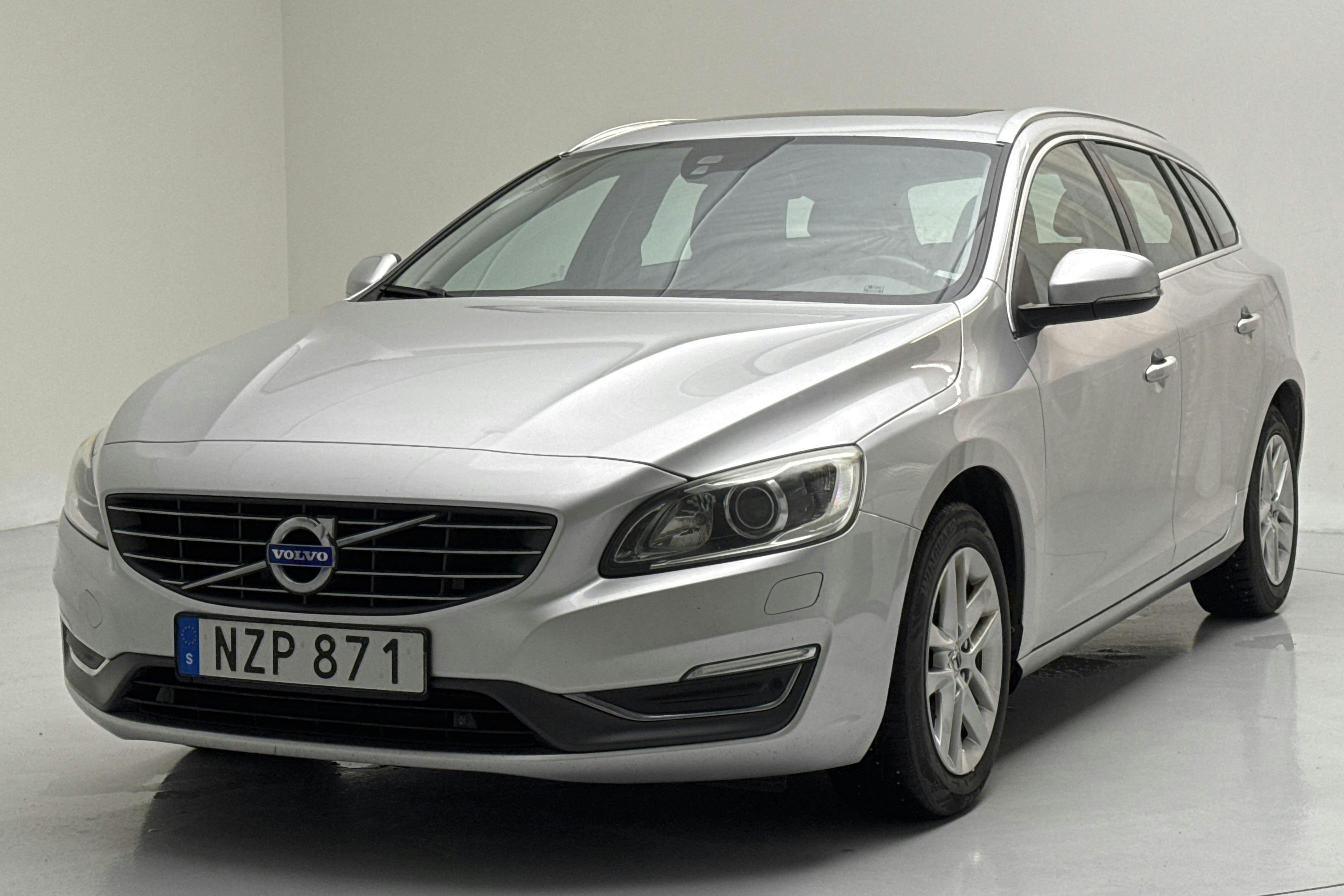 Presentation photo 1 of 15: Volvo V60 D5 AWD (215hk) - 196 560 km - Automatic - silver - 2014