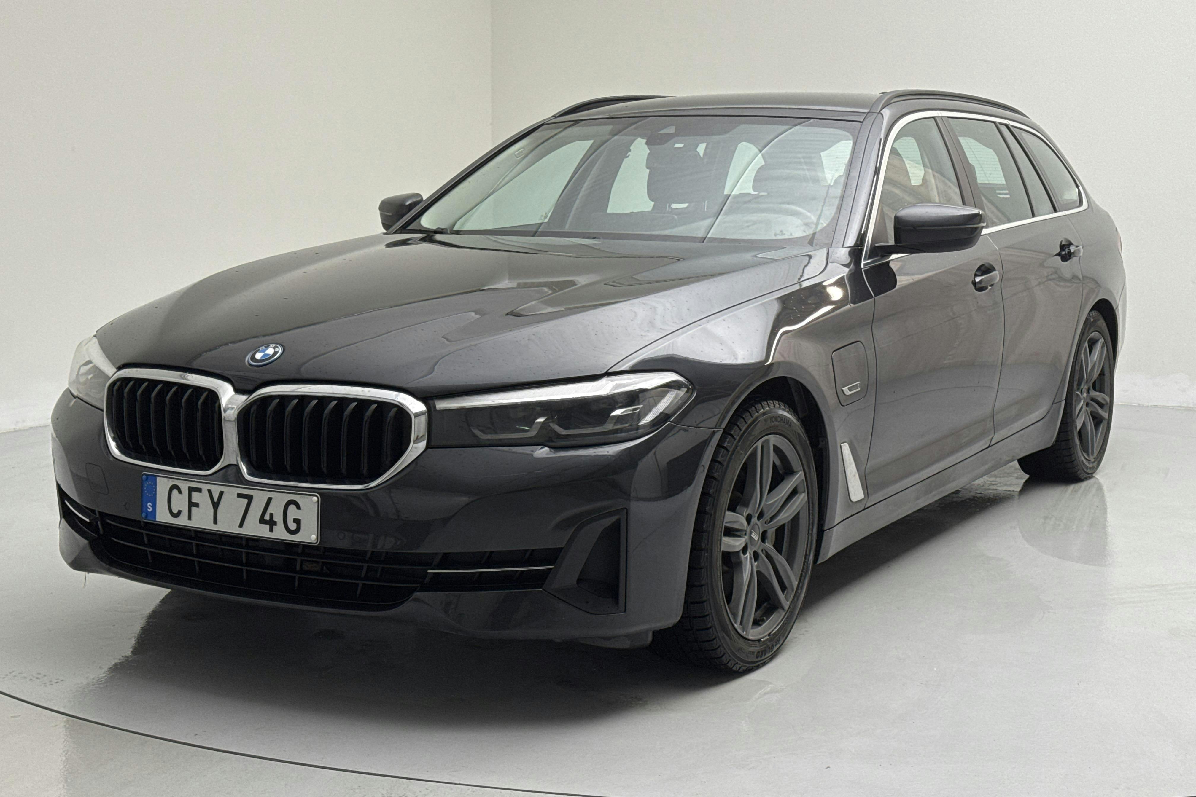 Presentation photo 1 of 19: BMW 530e xDrive Touring, G31 12kWh LCI (292hk) - 128 350 km - Automatic - gray - 2022