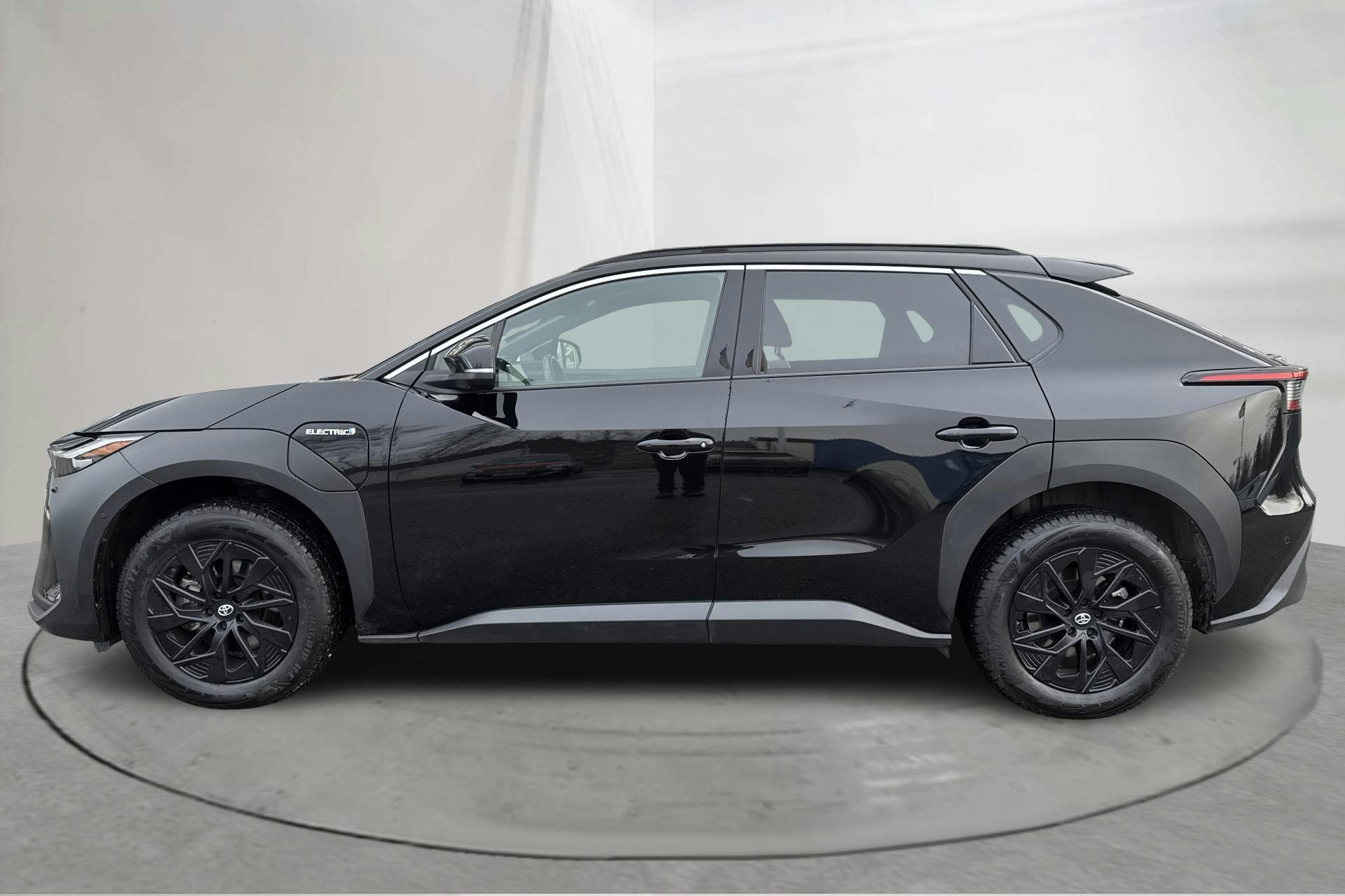 Esittelykuva 2 osoitteesta 19: Toyota bZ4X AWD (218hk) - 53 880 km - Automaattinen - musta - 2023