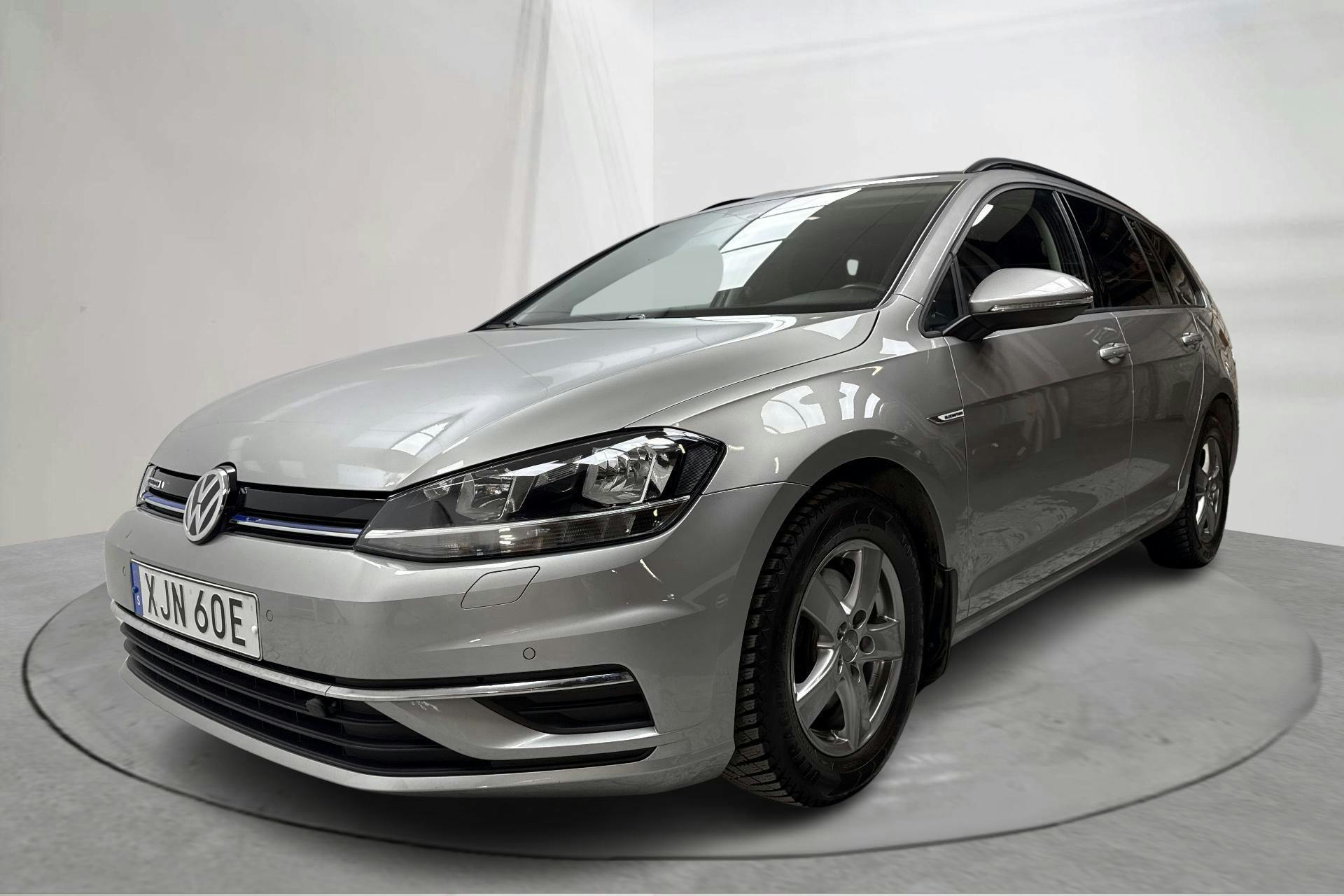 Presentation photo 1 of 14: VW Golf VII 1.5 TGI Sportscombi (130hk) - 27 590 km - Automatic - silver - 2020