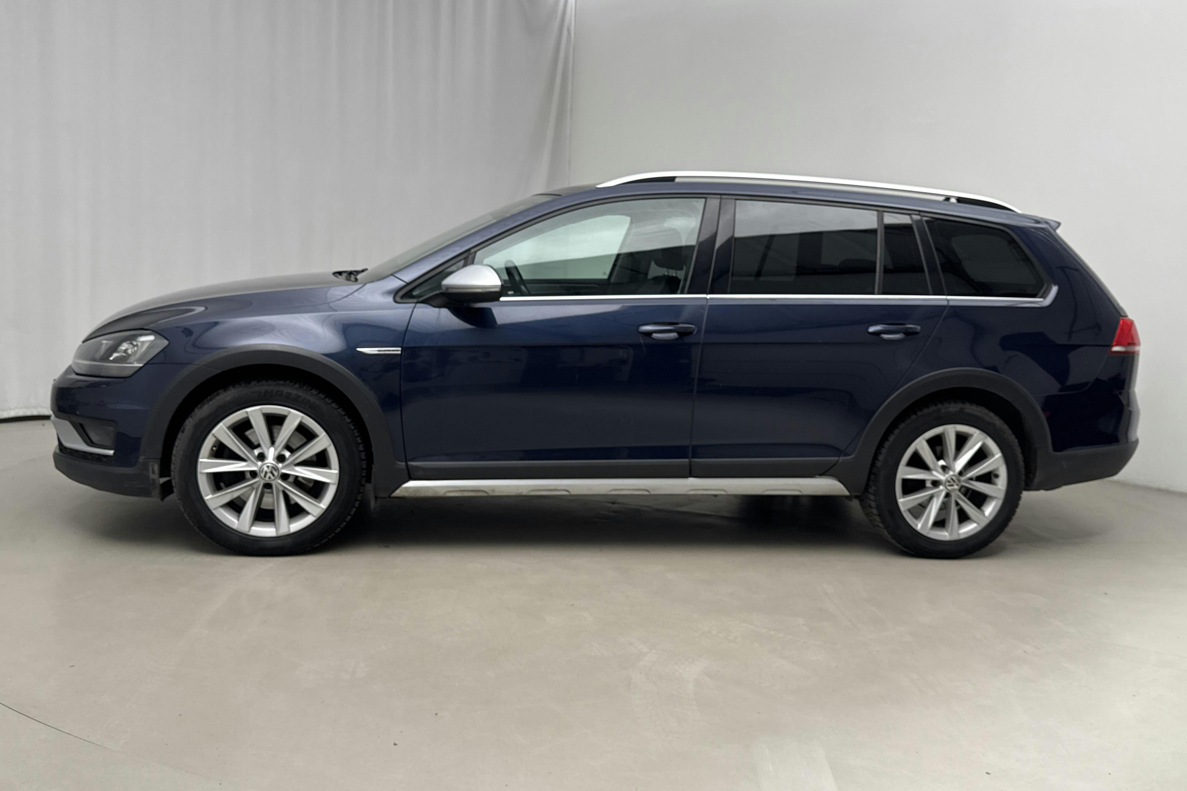Presentation photo 2 of 19: VW golf alltrack 2.0 tdi 4motion (184hk) - 260 900 km - Automatic - Dark Blue - 2016